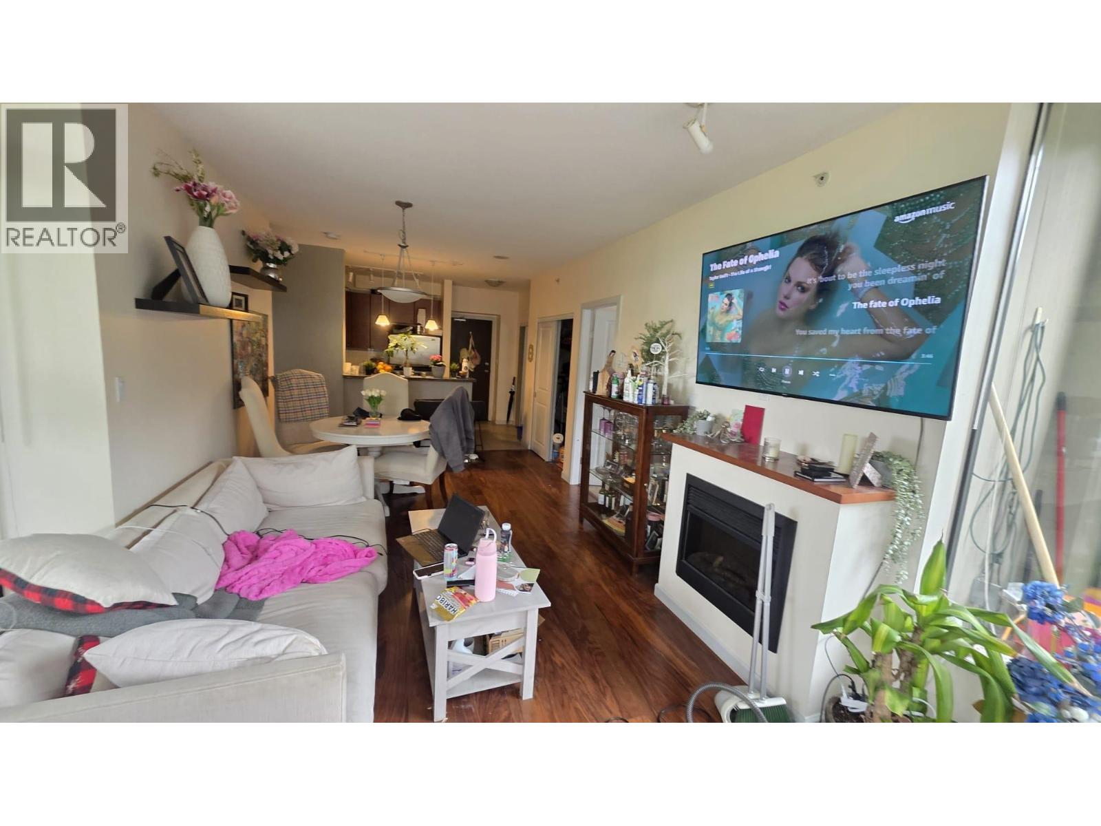 405 11 E Royal Avenue Property Photo 5
