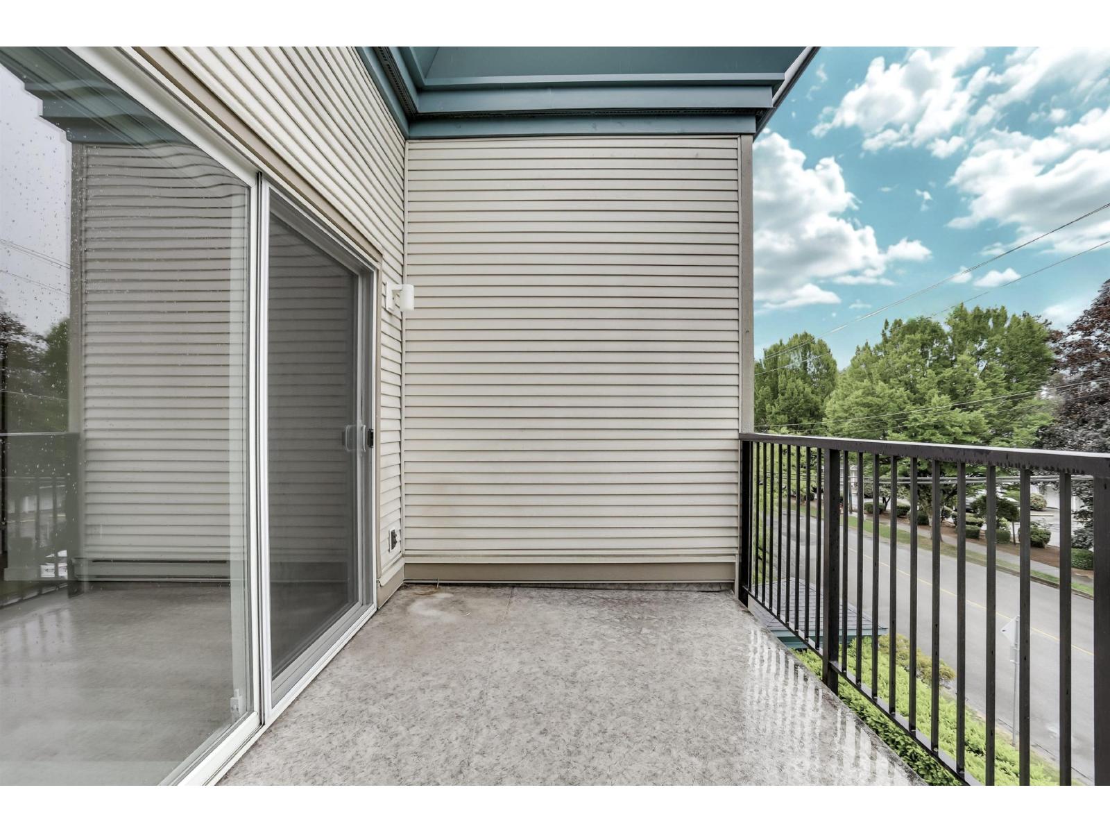 302 20727 Douglas Crescent Property Photo 22