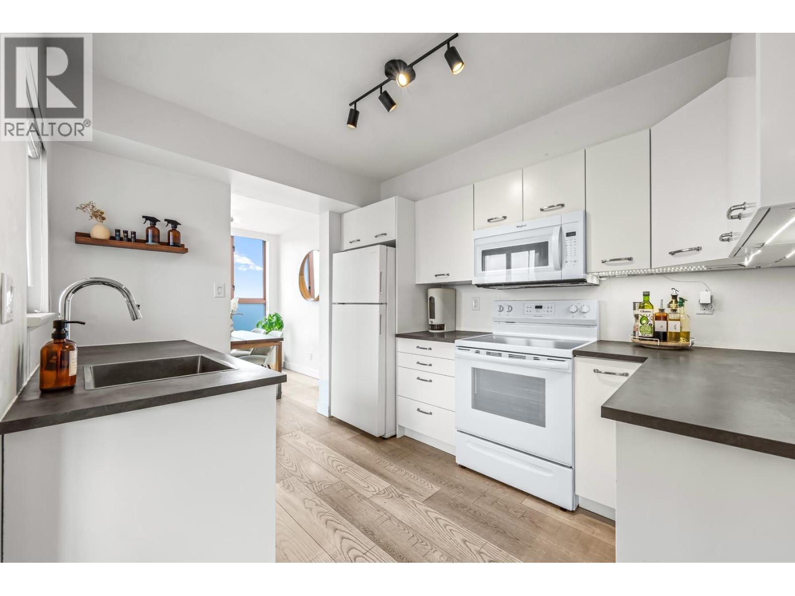 1705 612 Fifth Avenue Property Photo 6