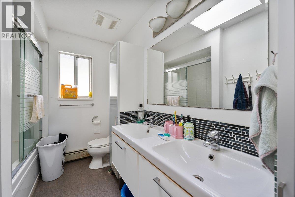2663 E 41st Avenue Property Photo 9