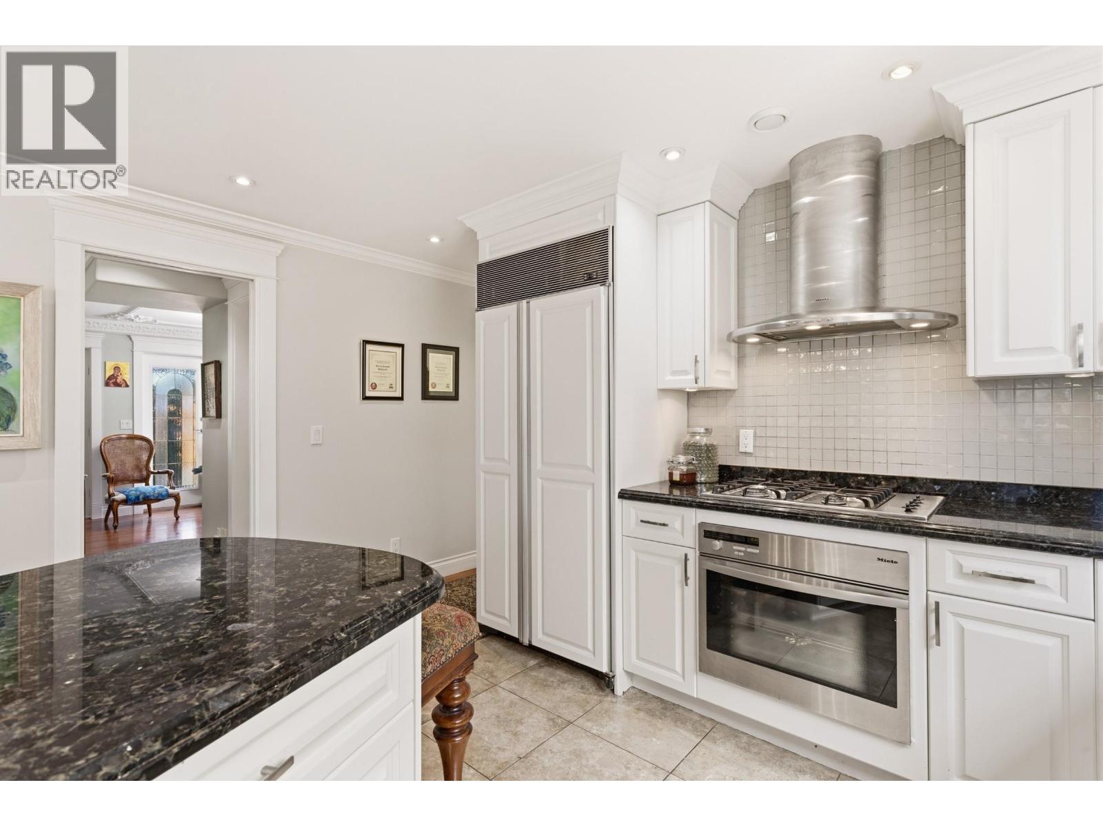 2541 Marine Drive Property Photo 11