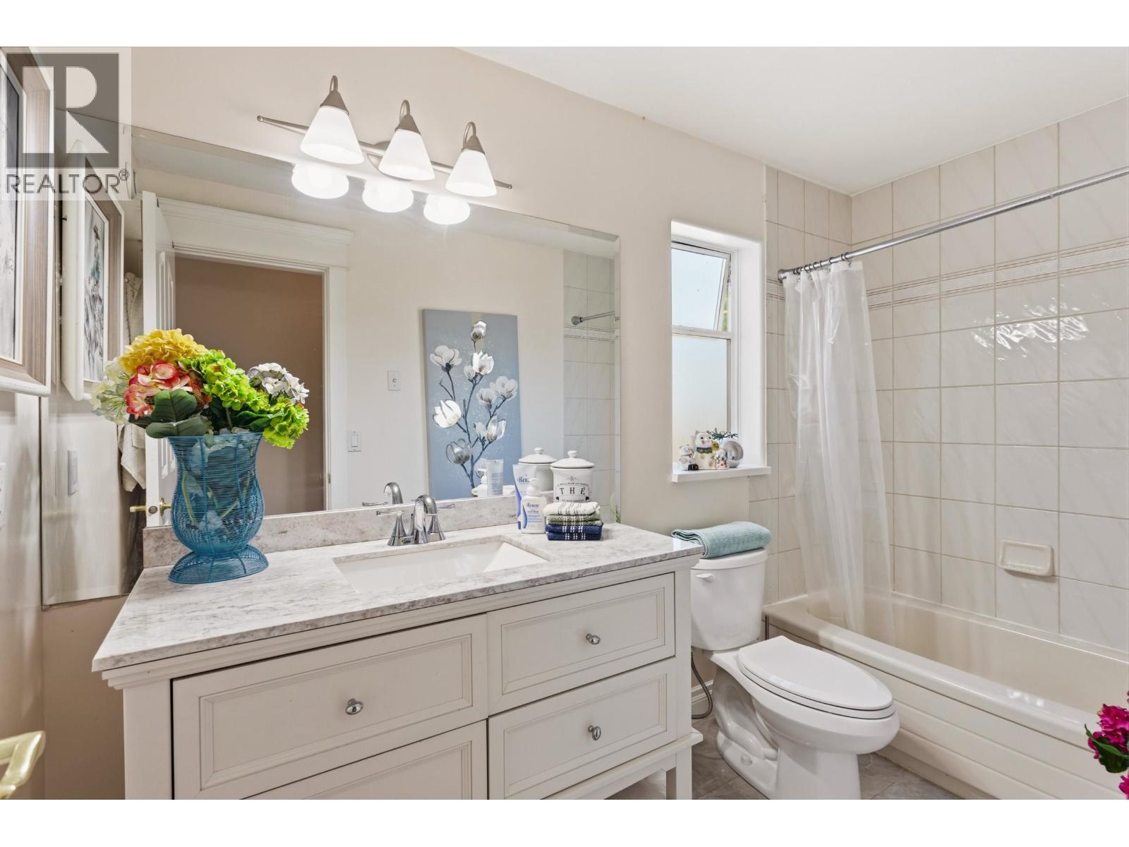 2541 Marine Drive Property Photo 27