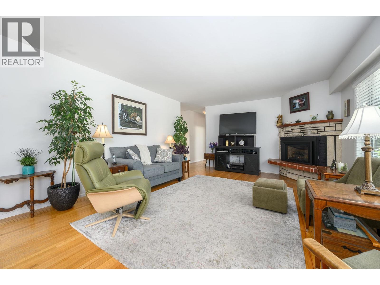 957 56a Street Property Photo 3