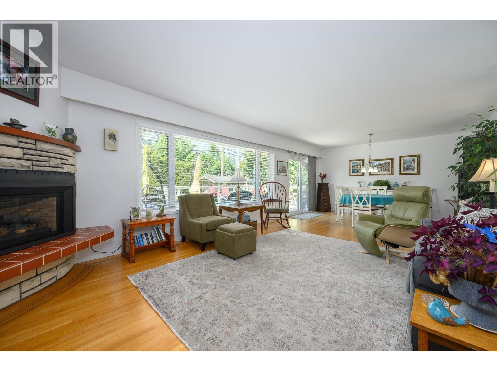 957 56a Street Property Photo 4