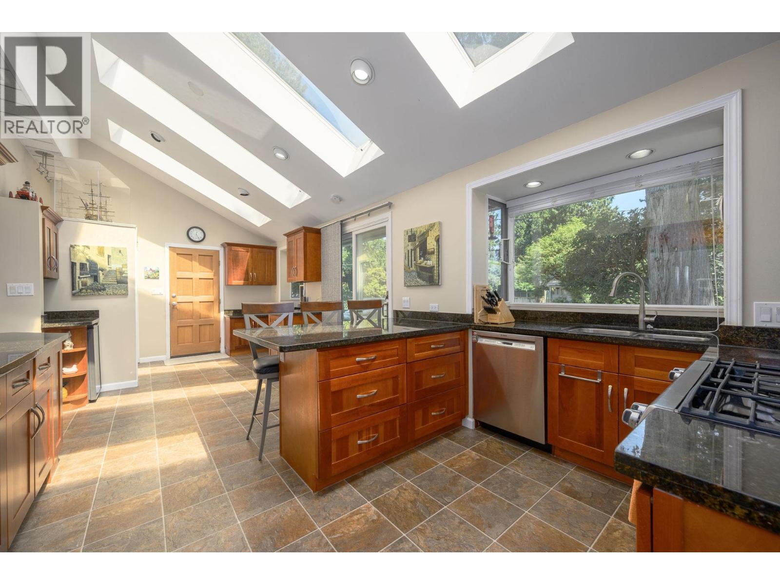 957 56a Street Property Photo 7