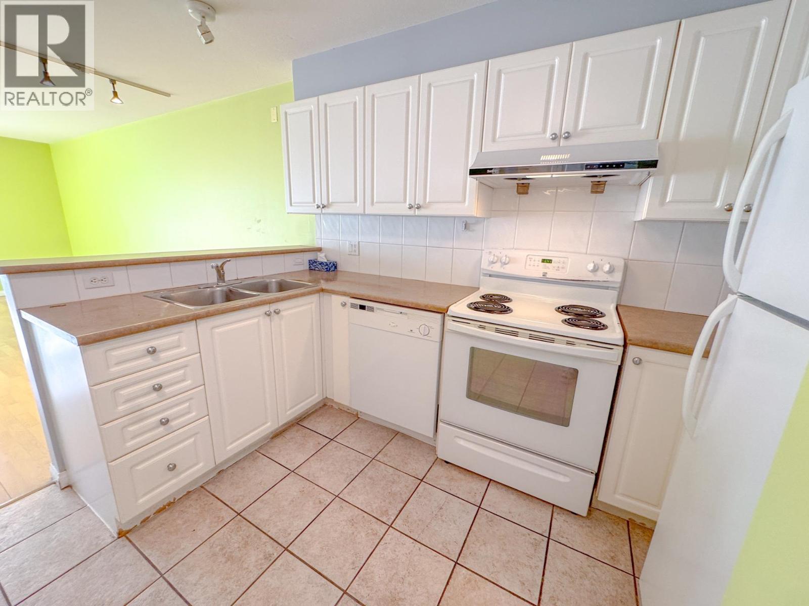 311 5555 Victoria Drive Property Photo 4