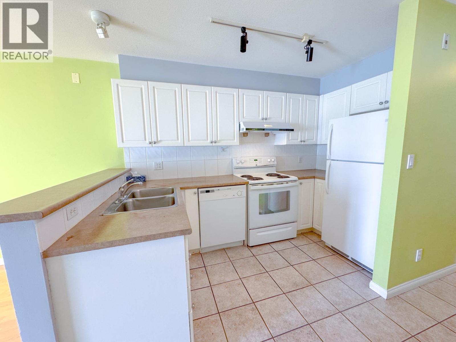 311 5555 Victoria Drive Property Photo 5