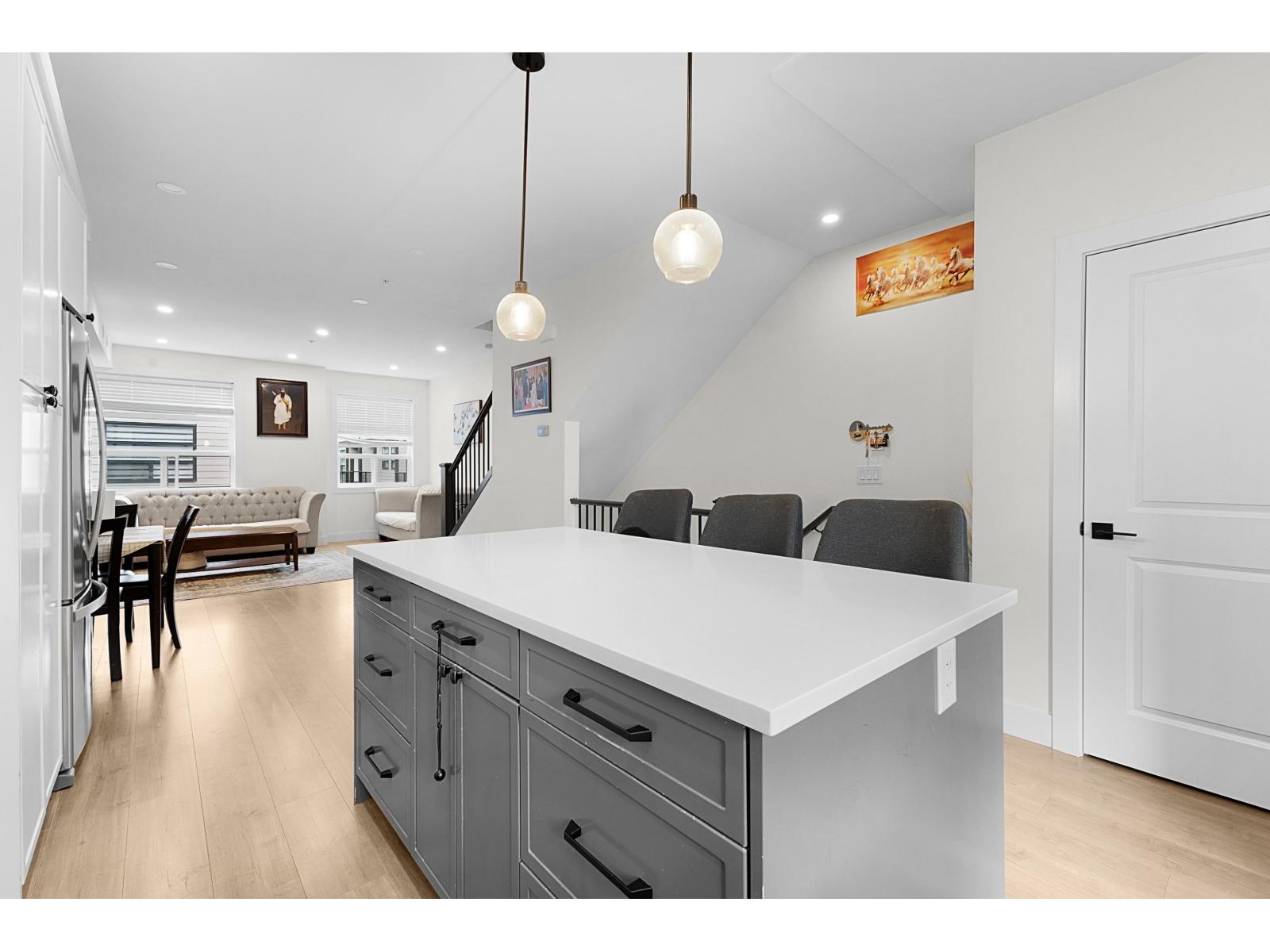 11 32970 Tunbridge Avenue Property Photo 7
