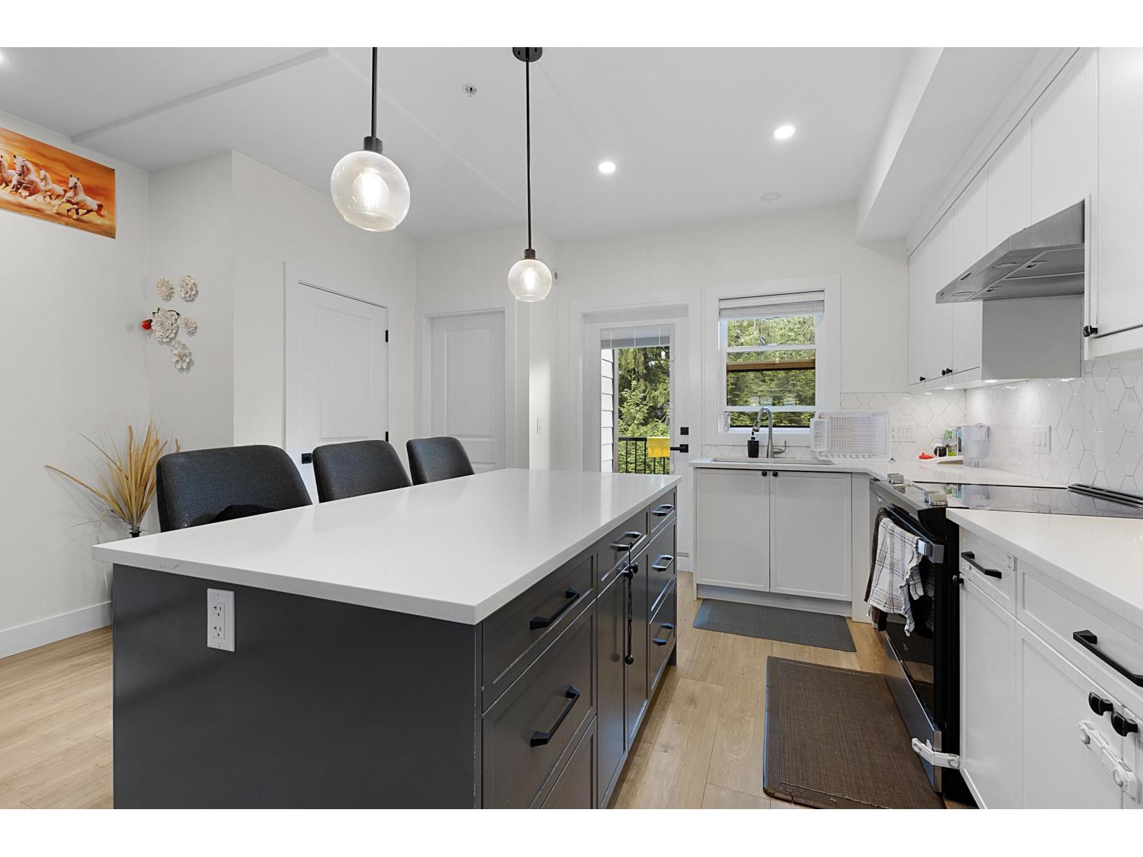 11 32970 Tunbridge Avenue Property Photo 8