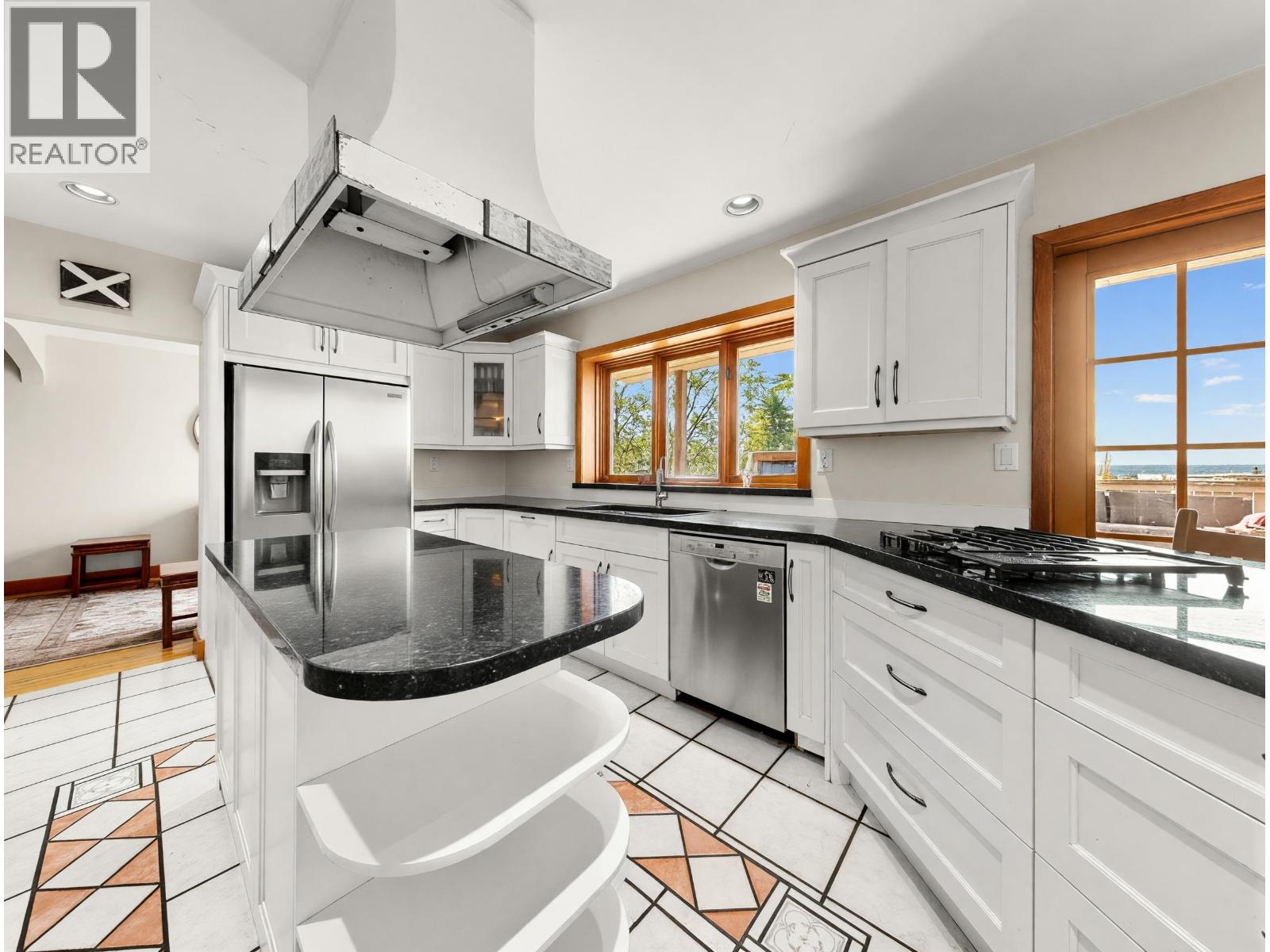 2148 Kings Avenue Property Photo 4