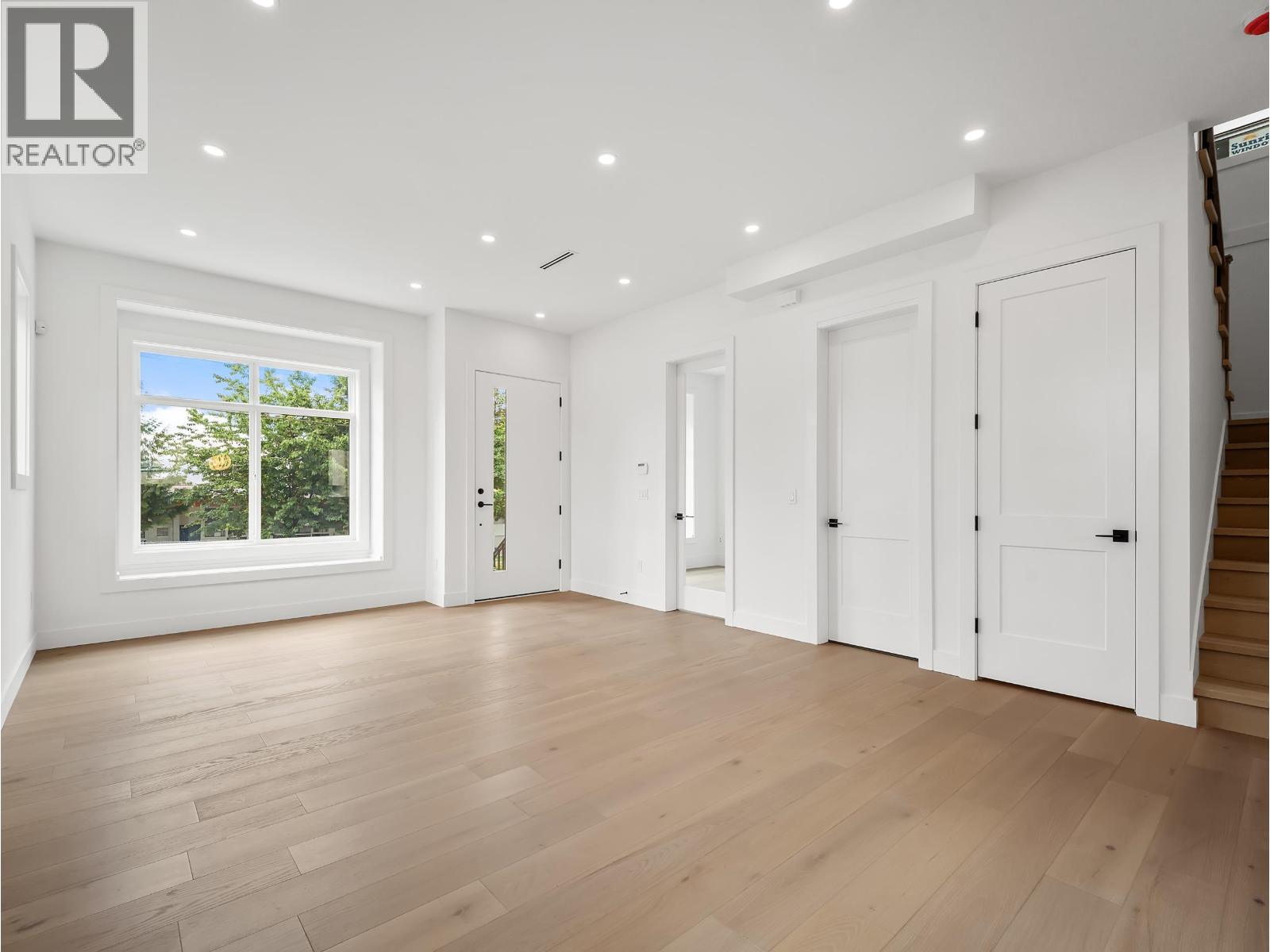 2 6885 Aubrey Street Property Photo 10
