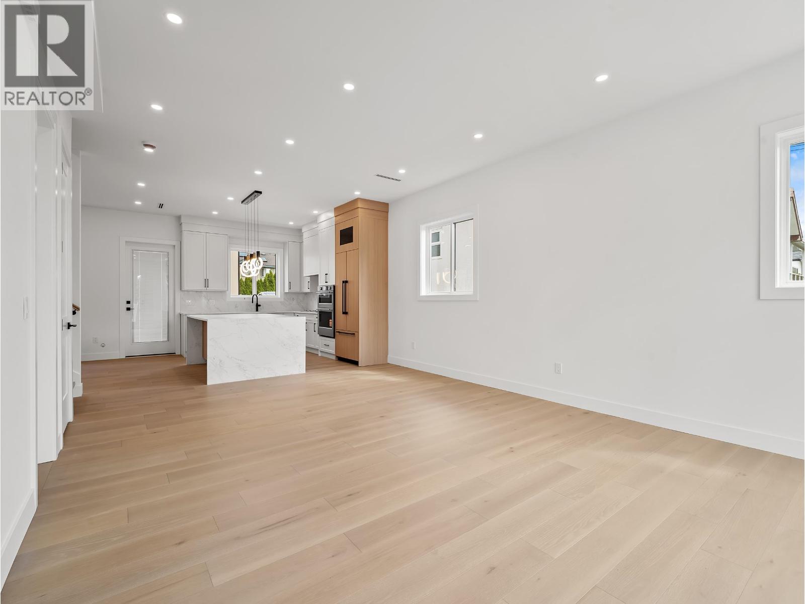 2 6885 Aubrey Street Property Photo 11