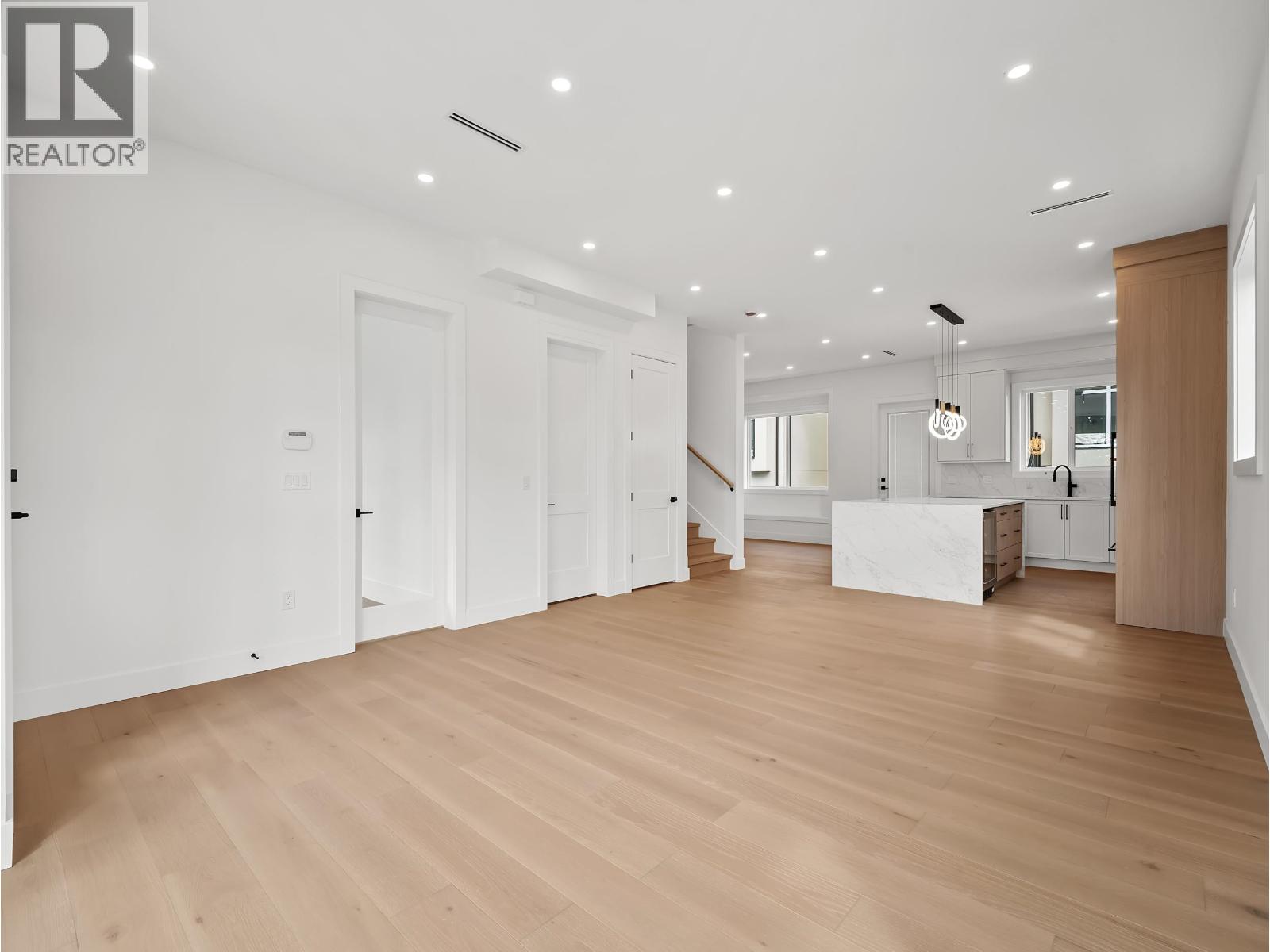 2 6885 Aubrey Street Property Photo 12
