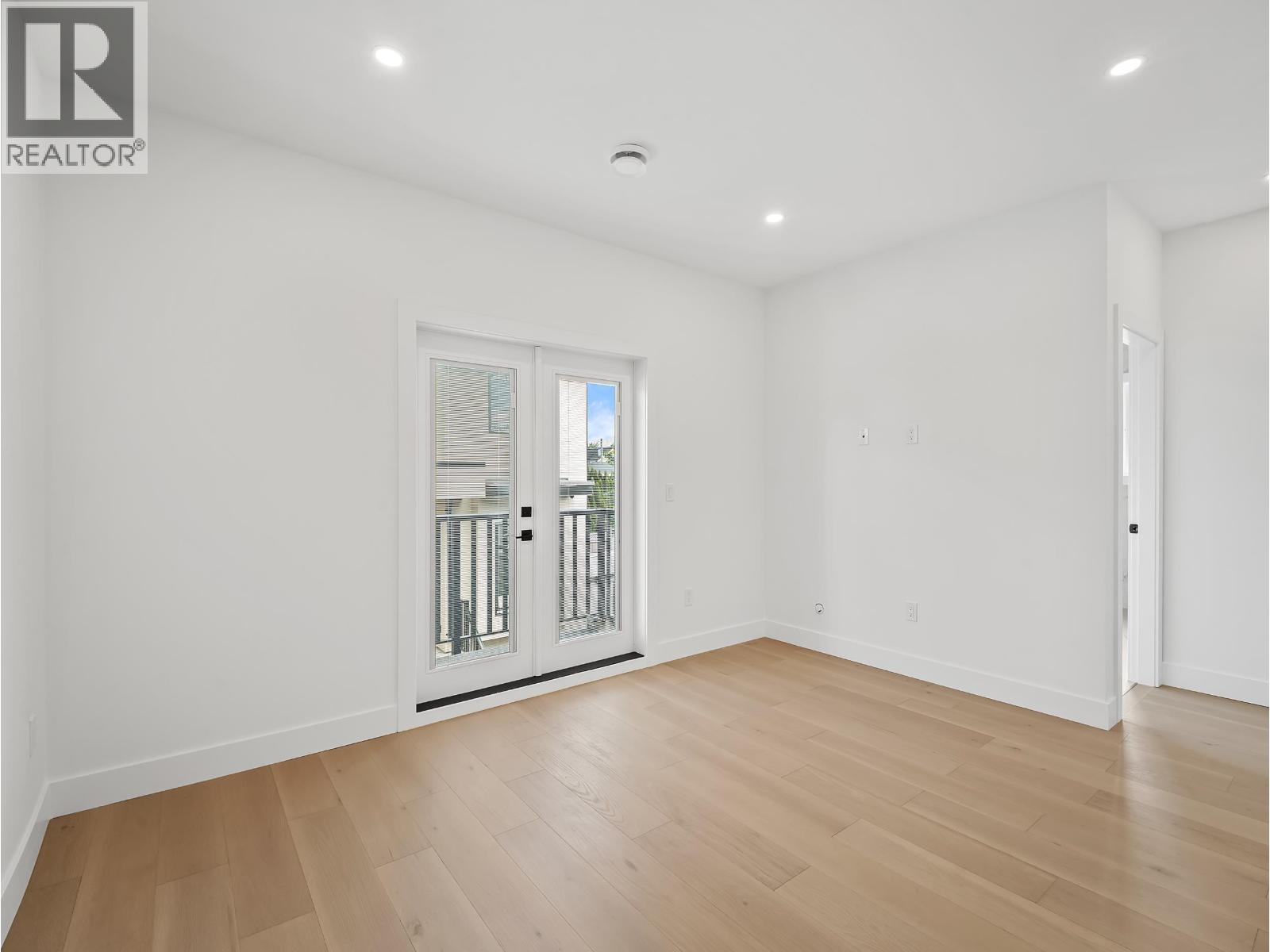 2 6885 Aubrey Street Property Photo 15