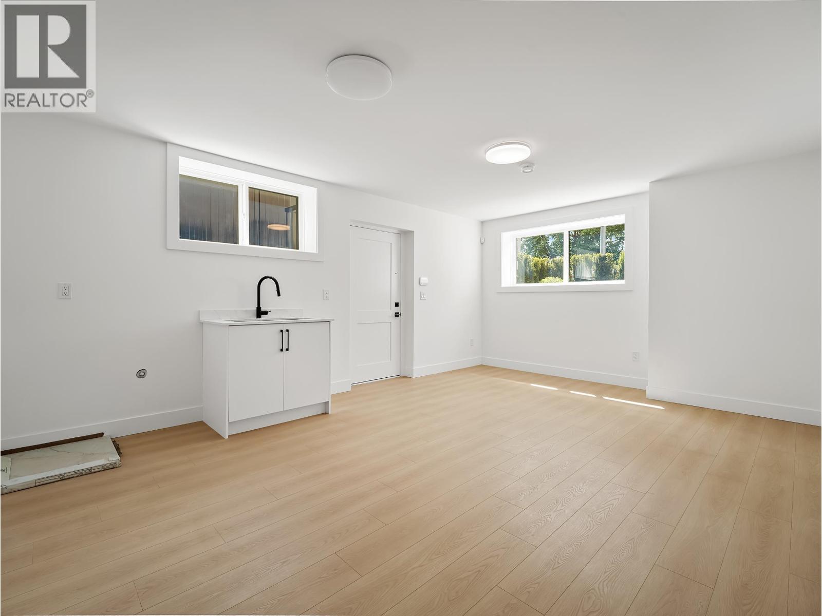 2 6885 Aubrey Street Property Photo 18