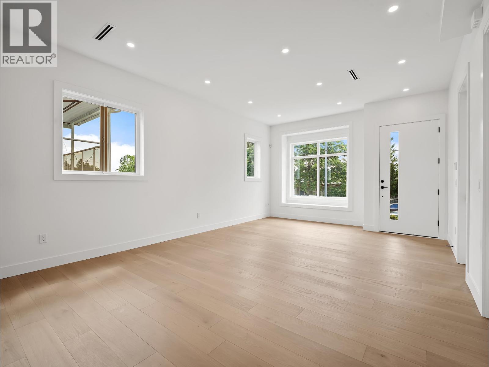 2 6885 Aubrey Street Property Photo 19