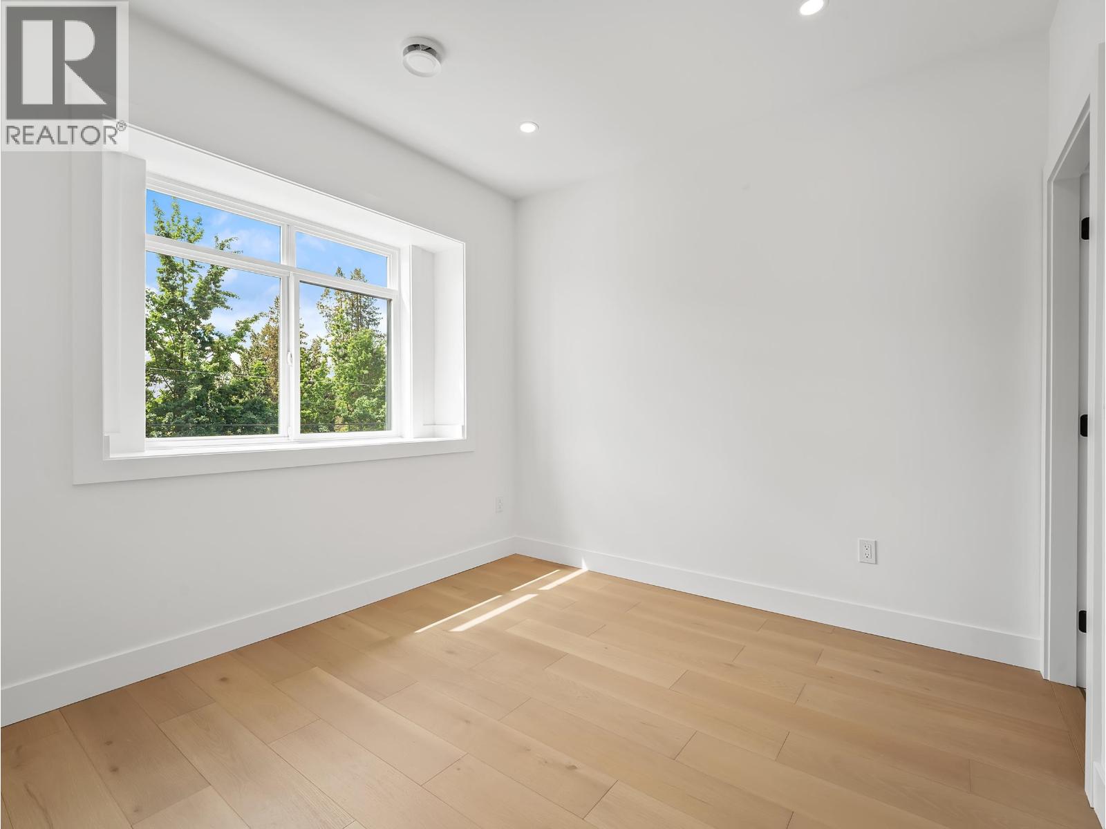 2 6885 Aubrey Street Property Photo 20