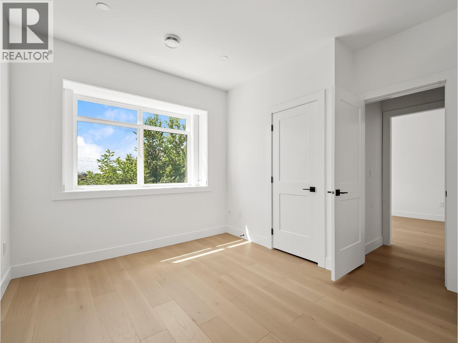 2 6885 Aubrey Street Property Photo 21