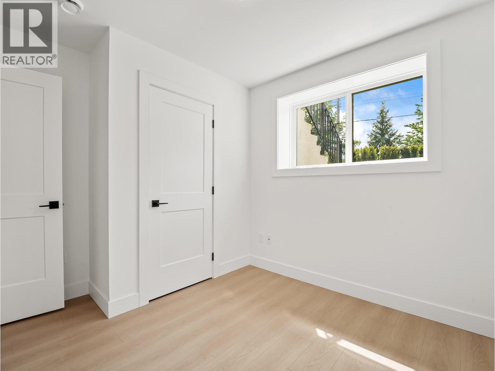 2 6885 Aubrey Street Property Photo 24