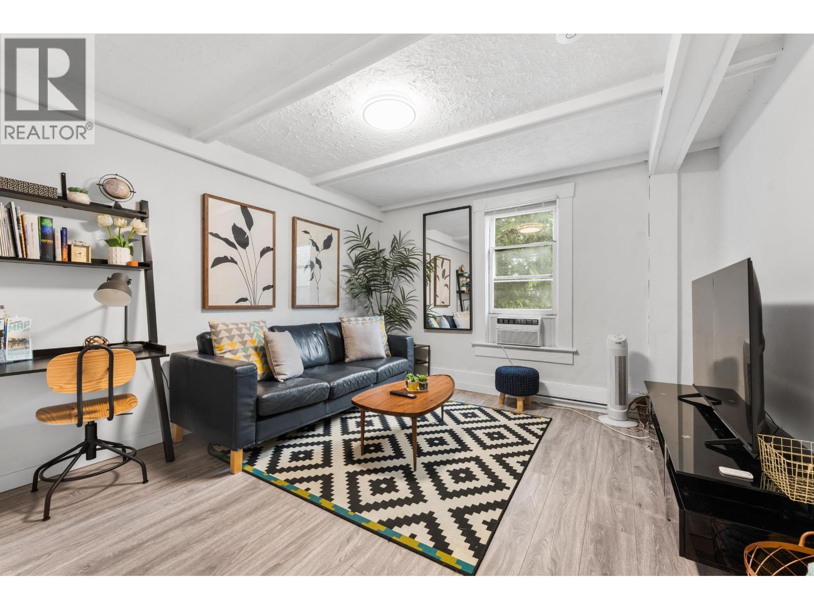 136 W 12th Avenue Property Photo 17