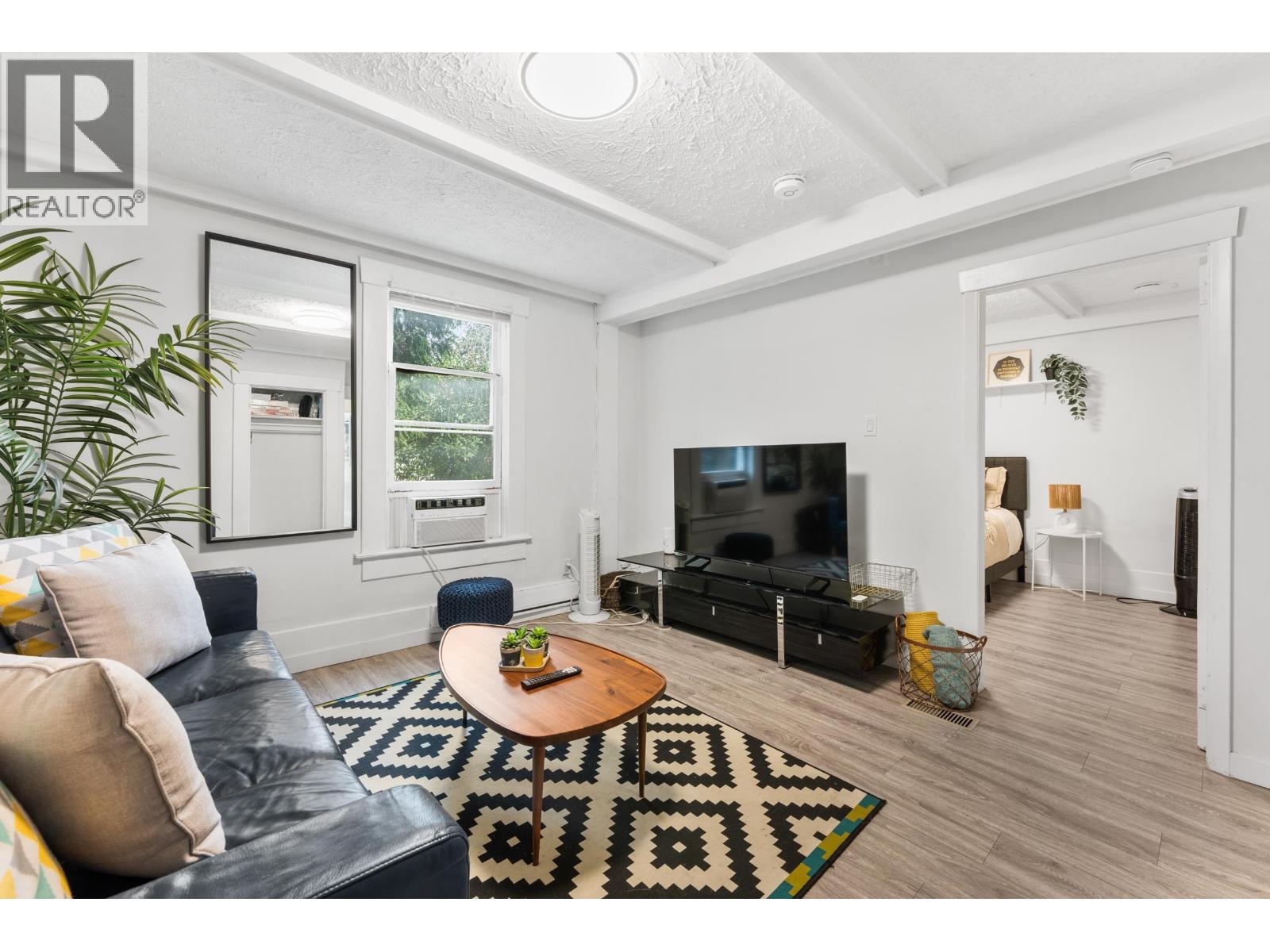 136 W 12th Avenue Property Photo 18