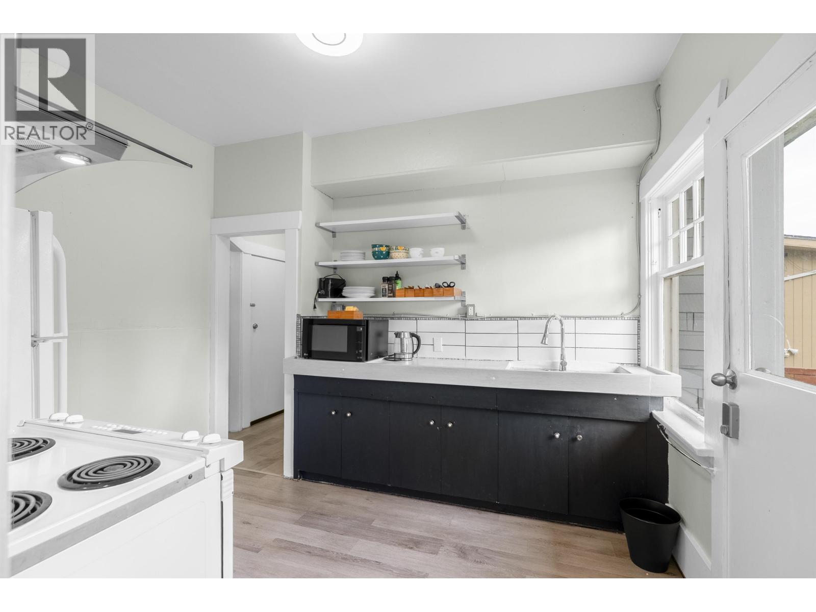 3425 W 8th Avenue Property Photo 9