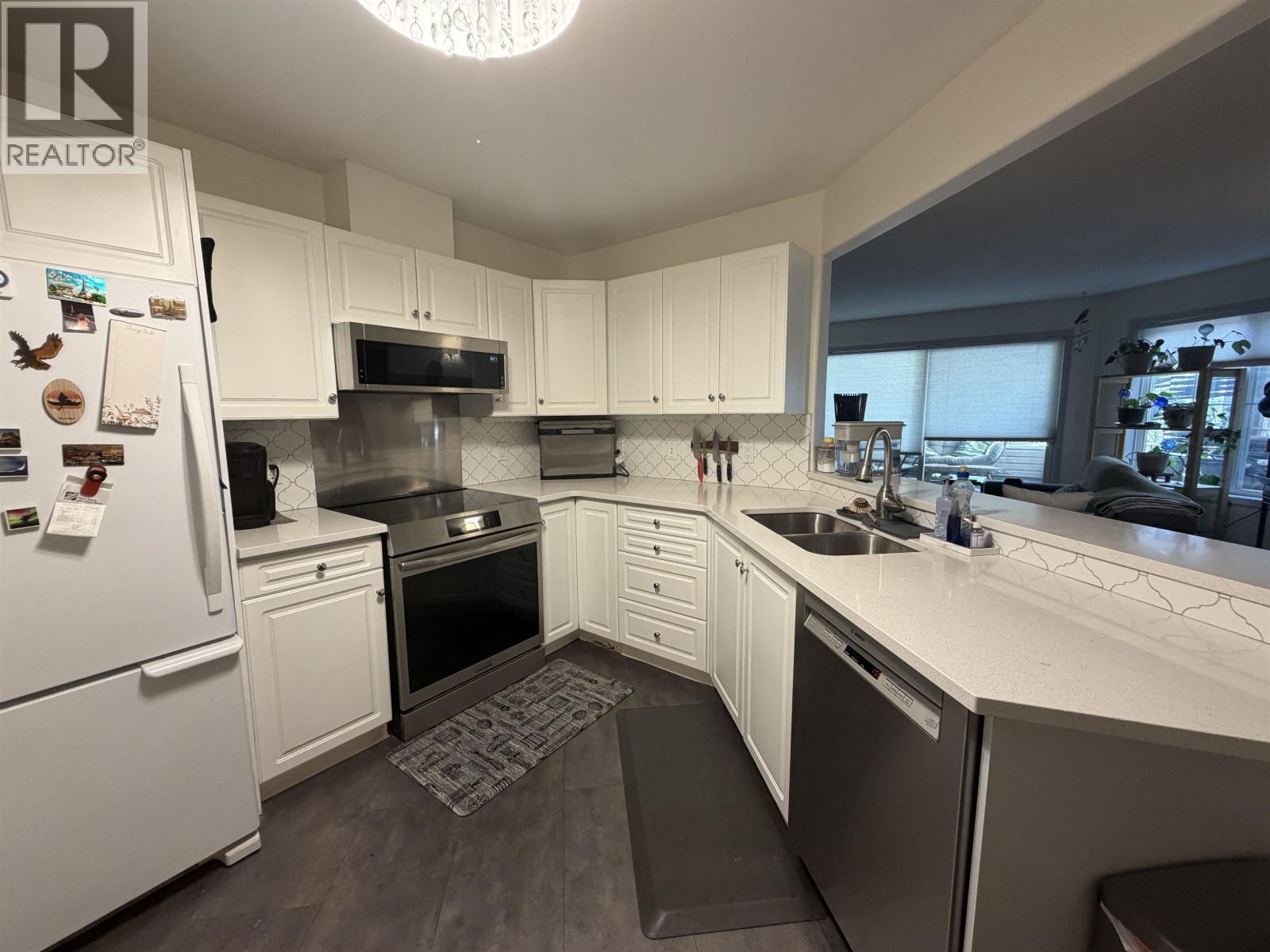 101 2055 INGLEDEW STREET Property Photo 1