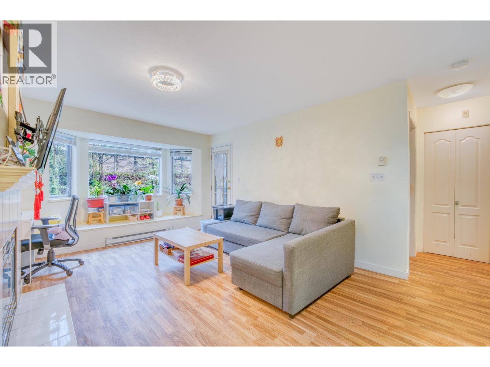 207 3738 Norfolk Street Property Photo 2