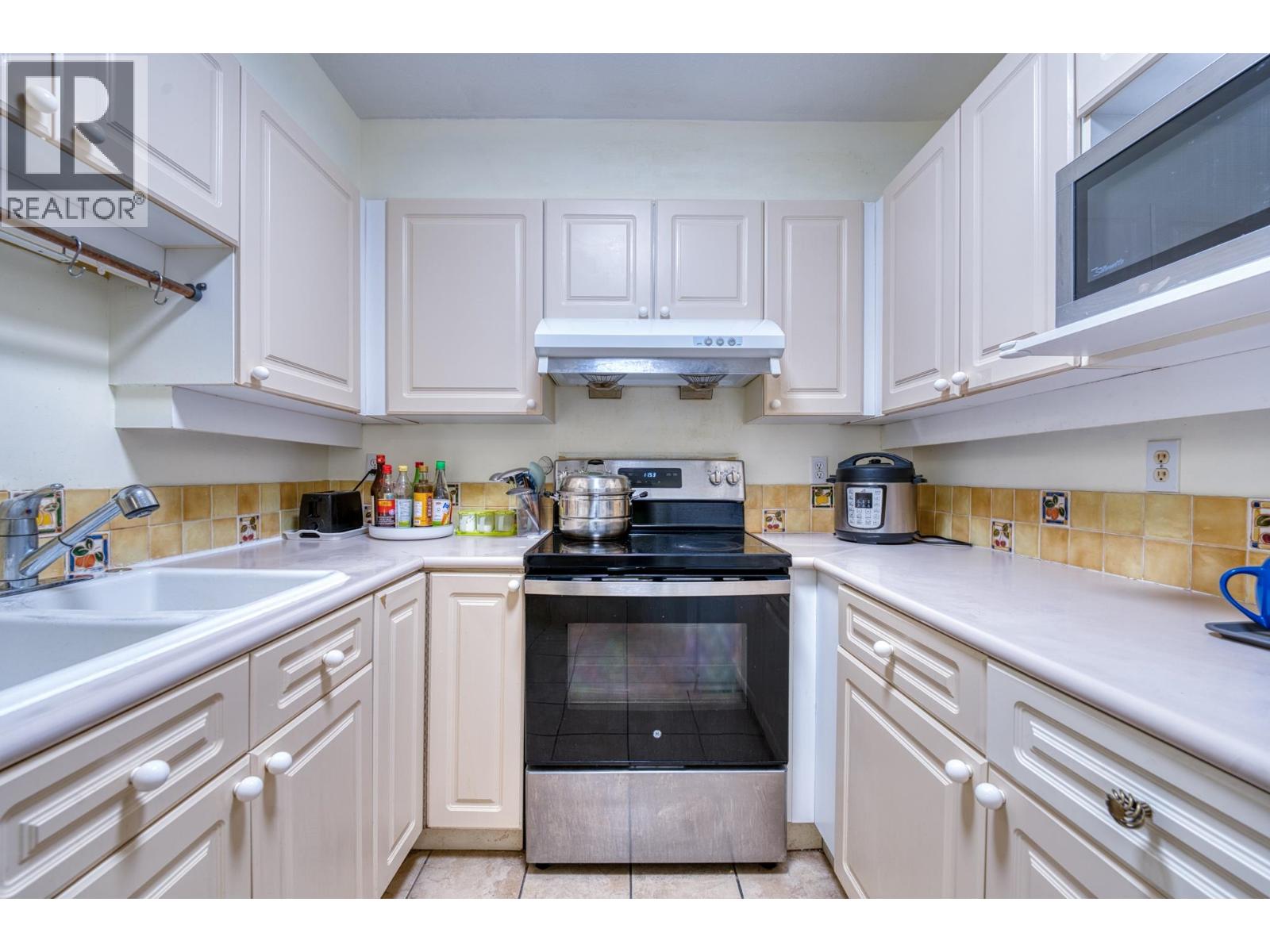 207 3738 Norfolk Street Property Photo 7