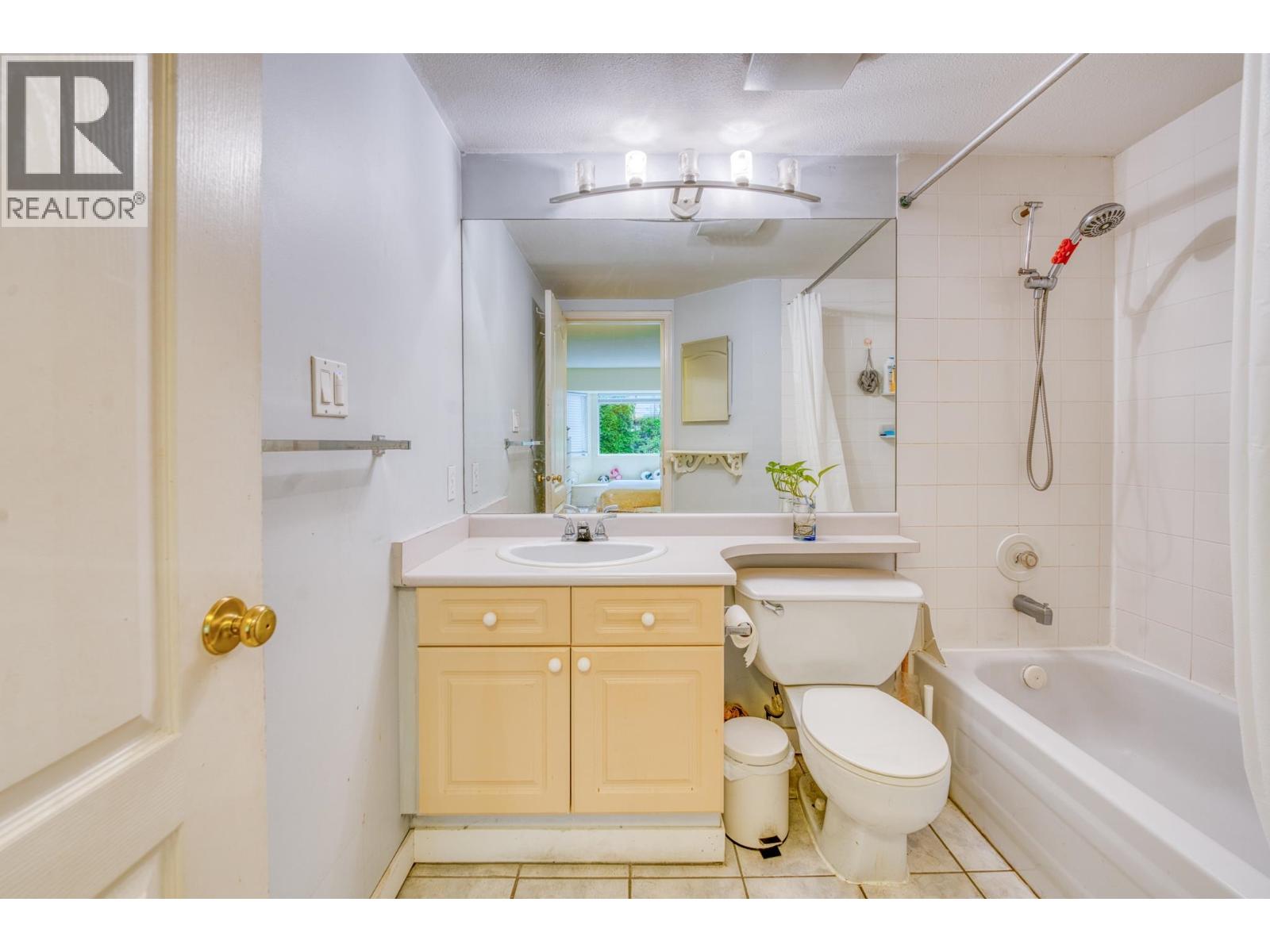 207 3738 Norfolk Street Property Photo 12
