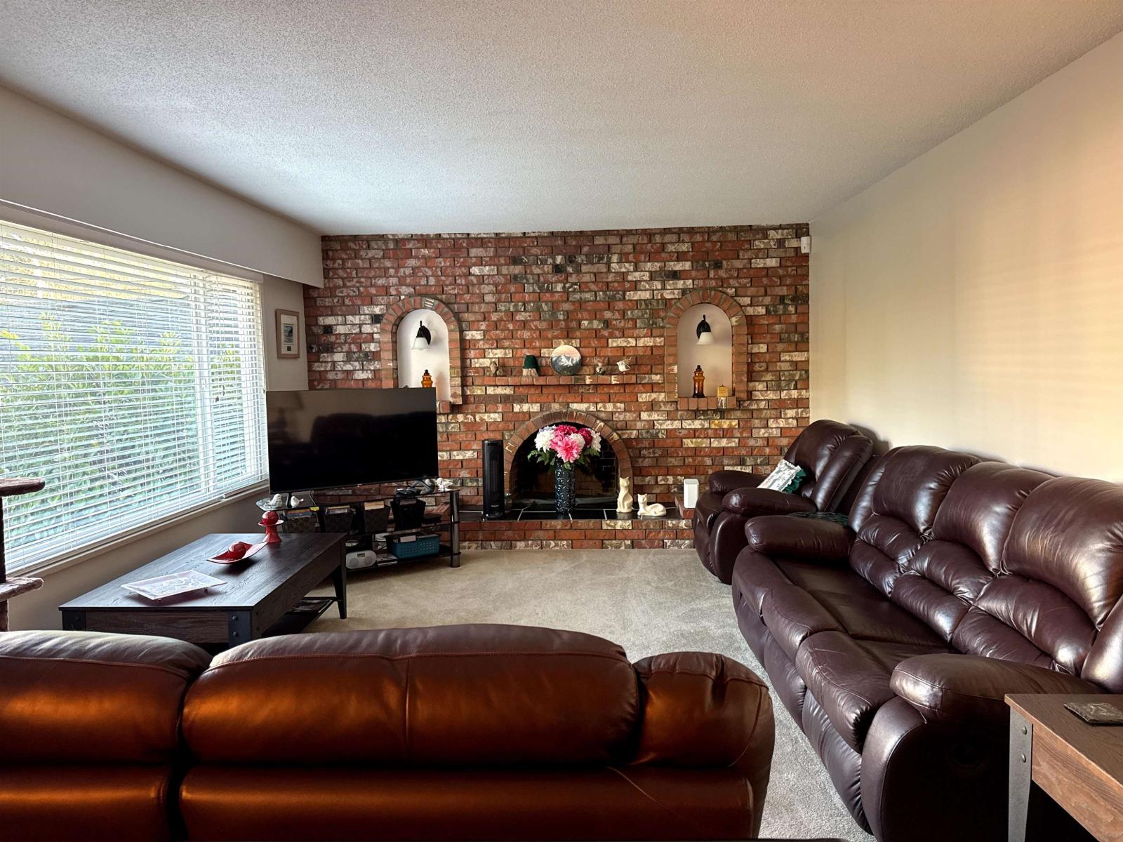 4545 208 Street Property Photo 3