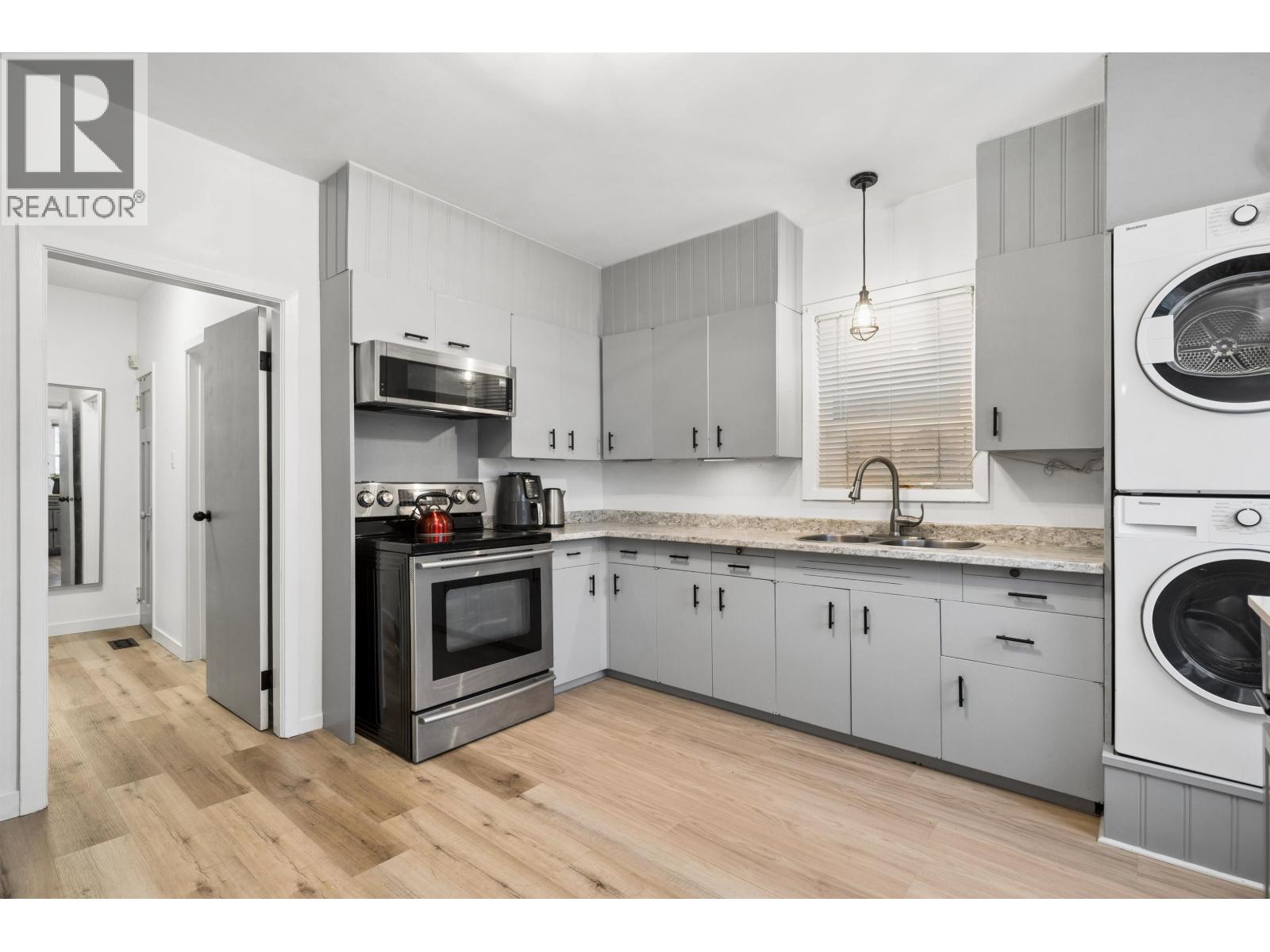 936 W 17th Avenue Property Photo 3