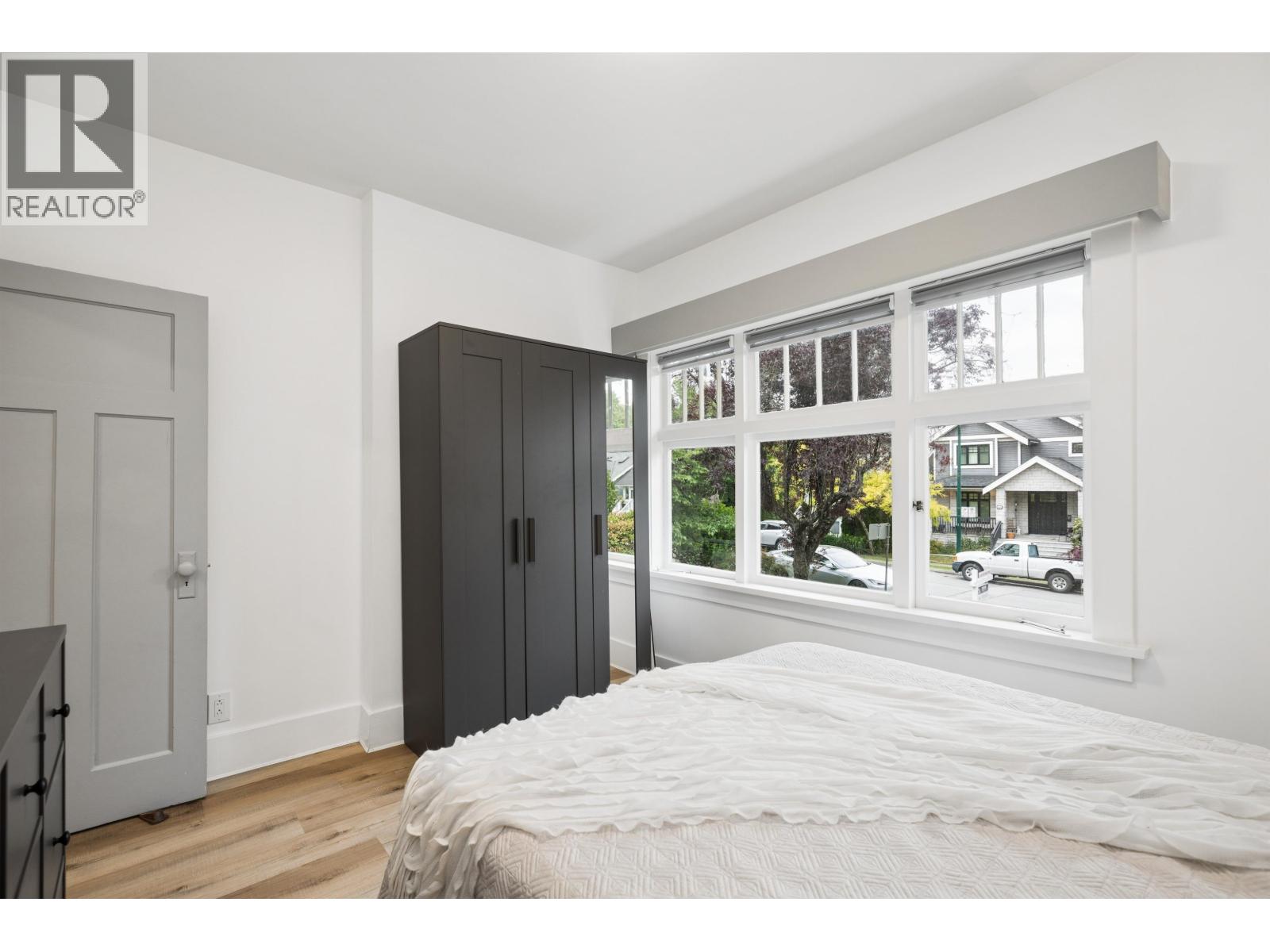 936 W 17th Avenue Property Photo 13