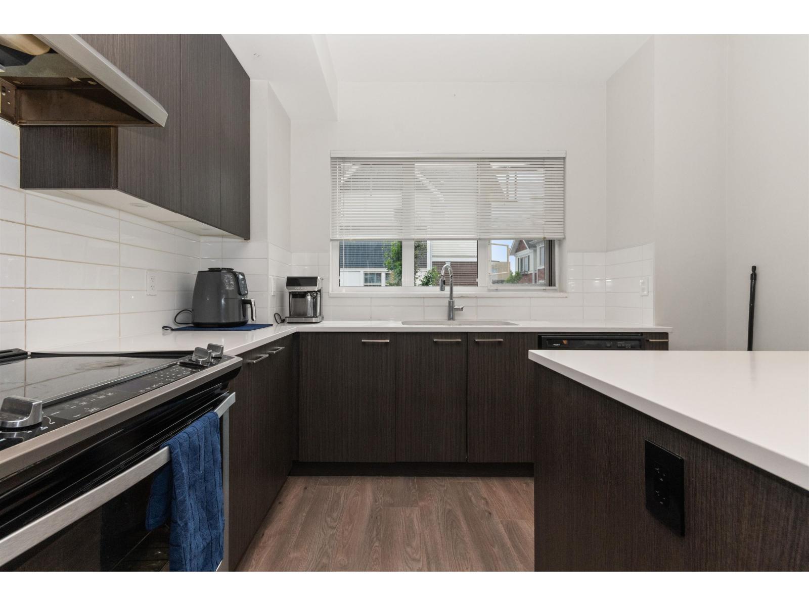 24 2799 Allwood Street Property Photo 5