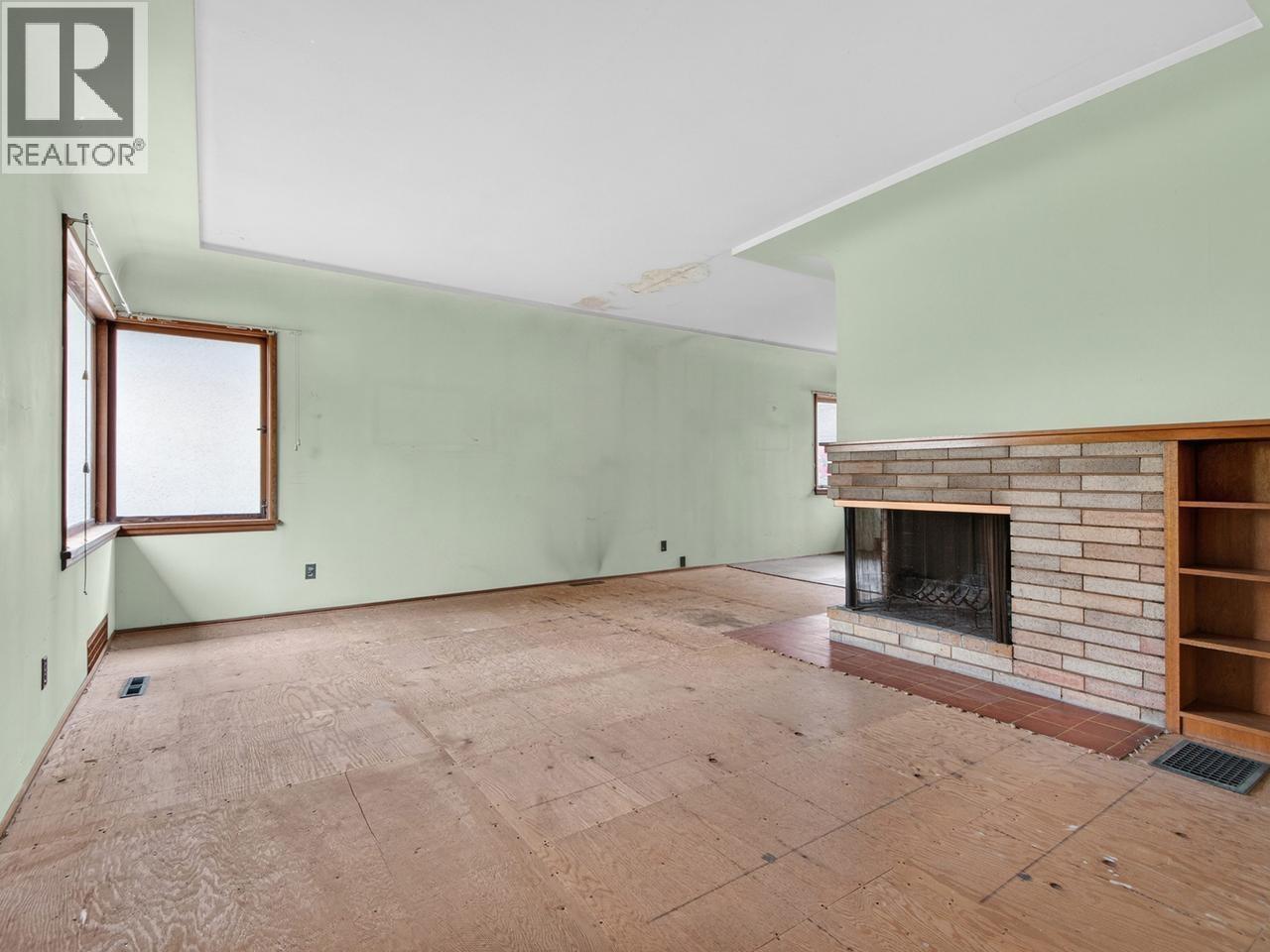 3325 E 49th Avenue Property Photo 3