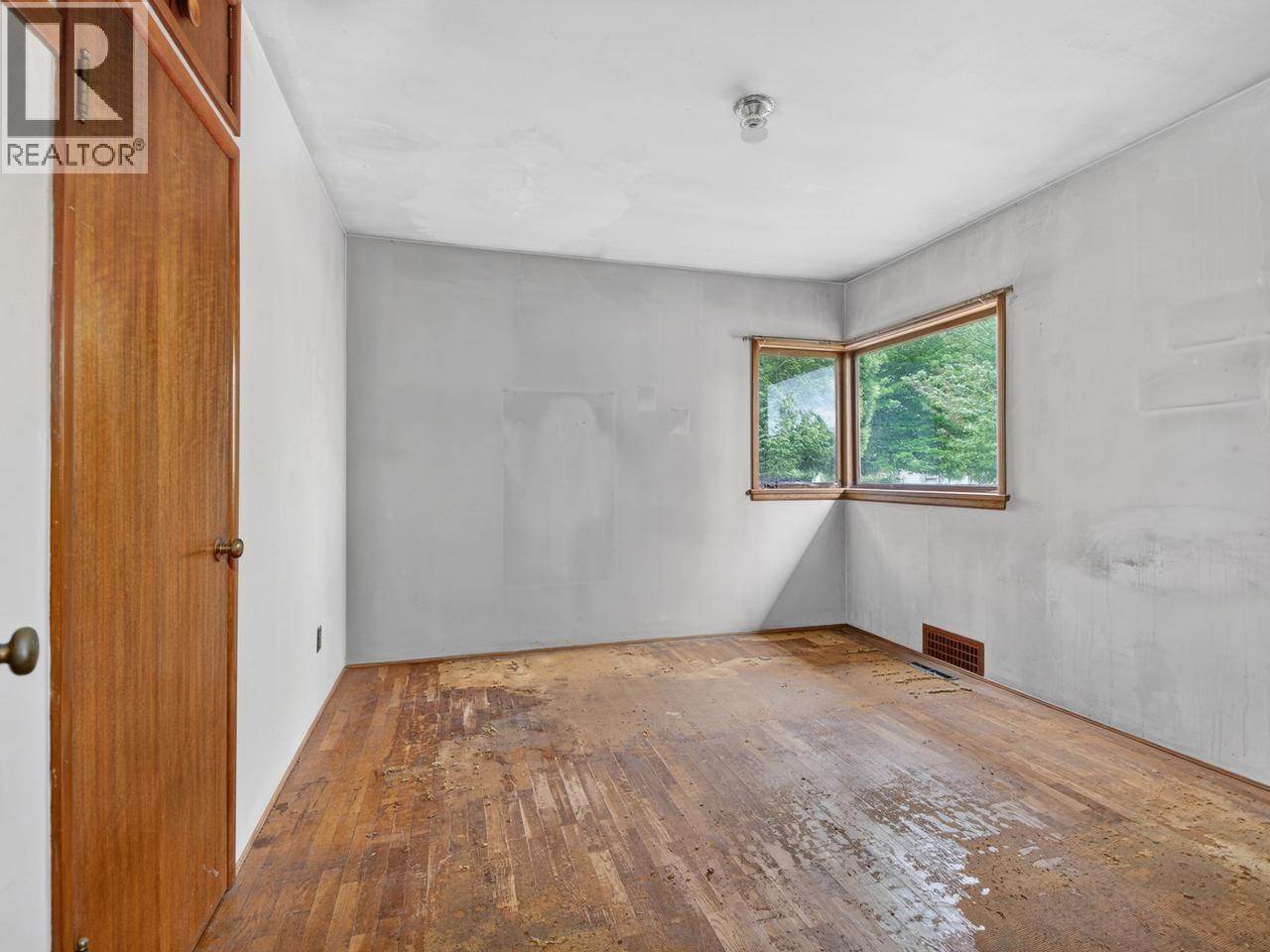3325 E 49th Avenue Property Photo 16