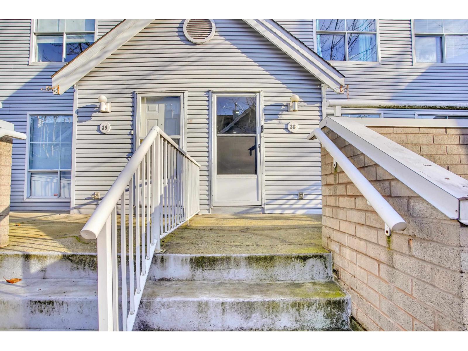 38 13706 74 Avenue Property Photo 2