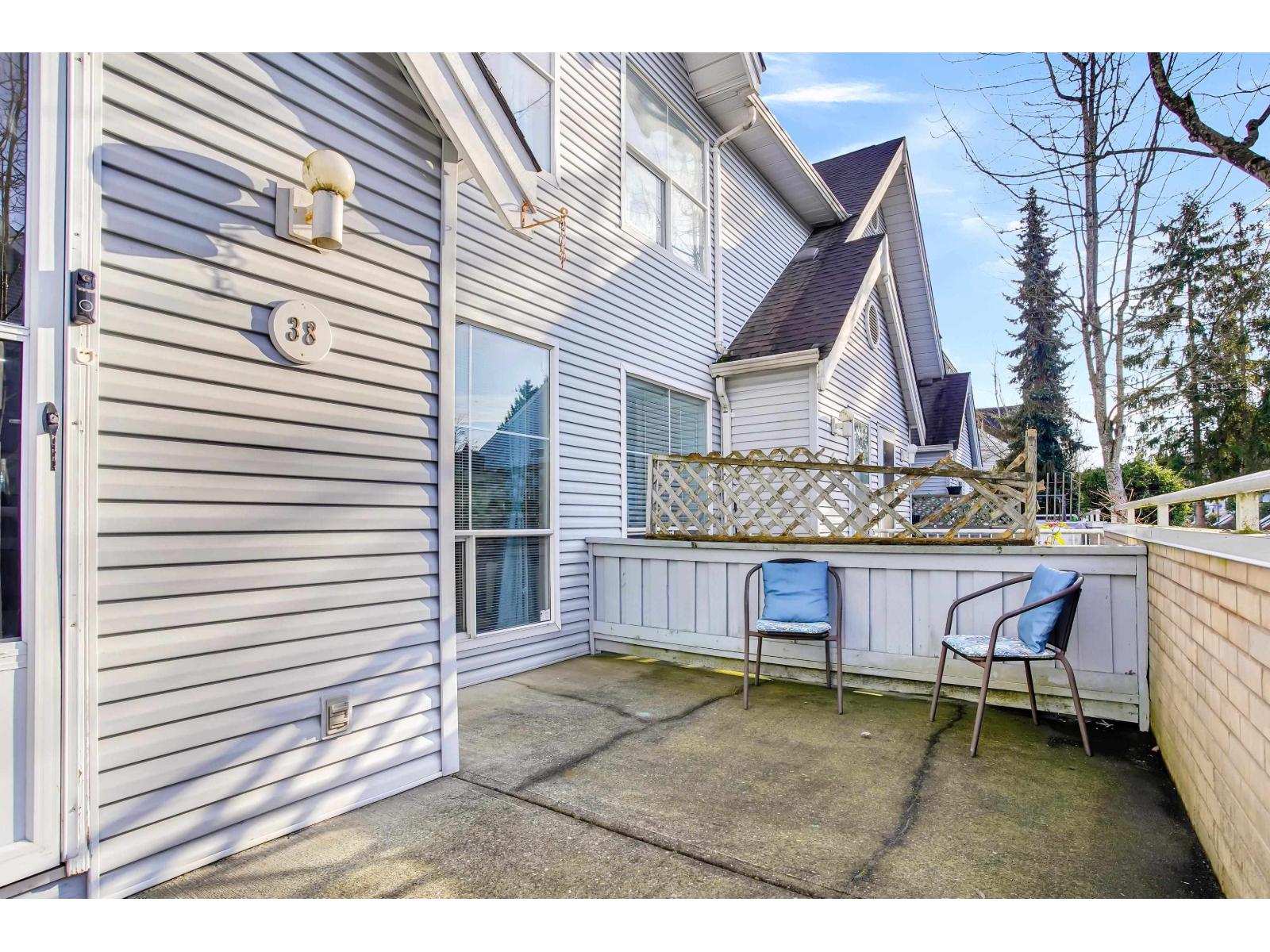 38 13706 74 Avenue Property Photo 3