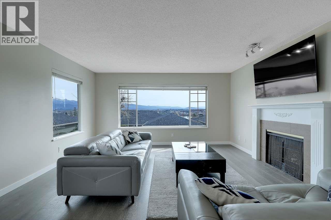 208 1140 Castle Crescent Property Photo 4