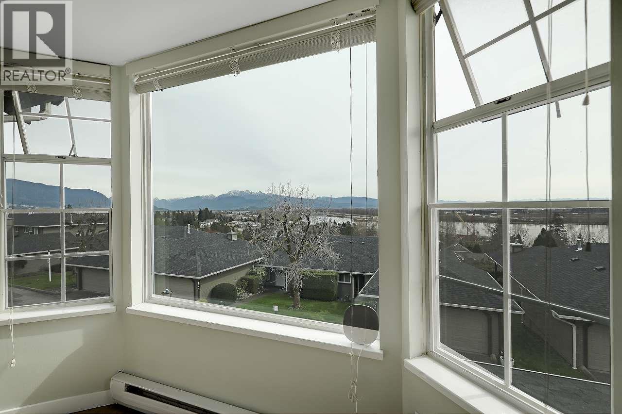 208 1140 Castle Crescent Property Photo 27