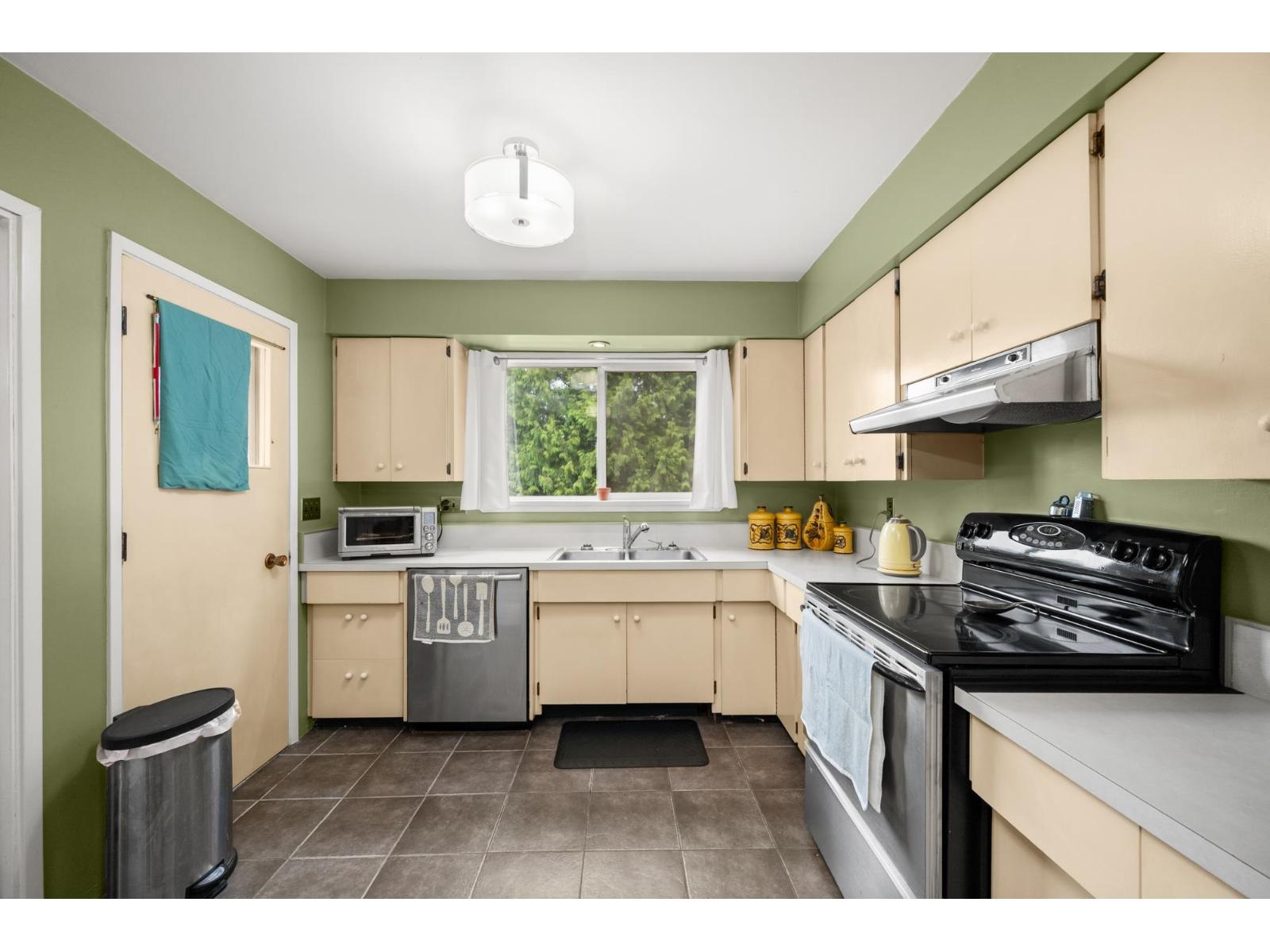 5910 135 Street Property Photo 9