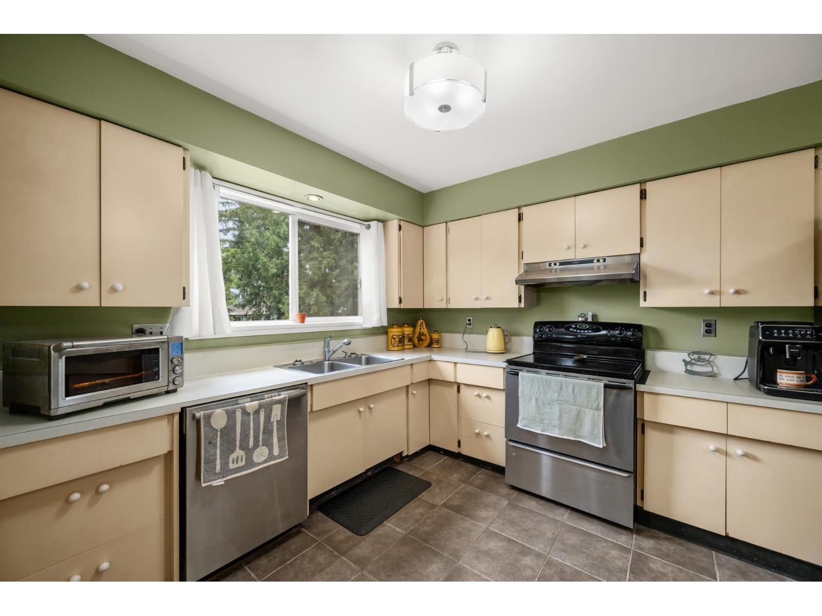 5910 135 Street Property Photo 10