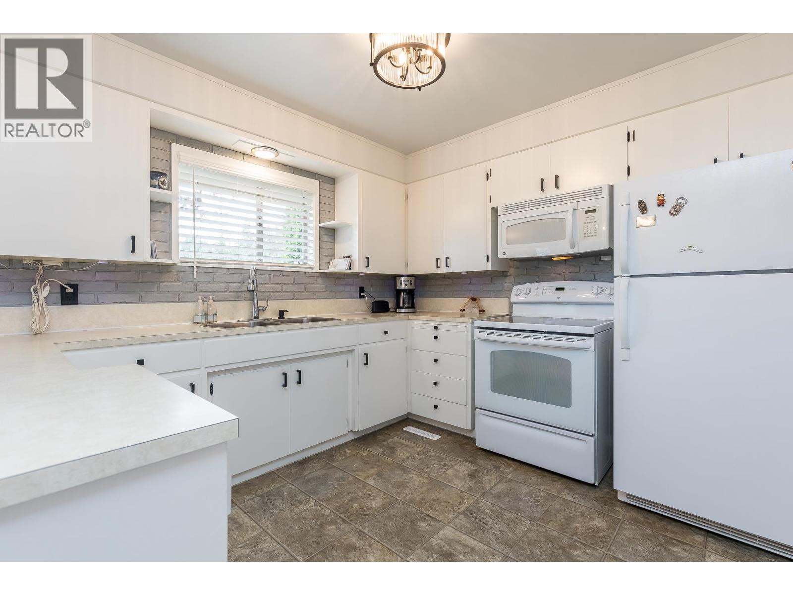 12373 203 Street Property Photo 5