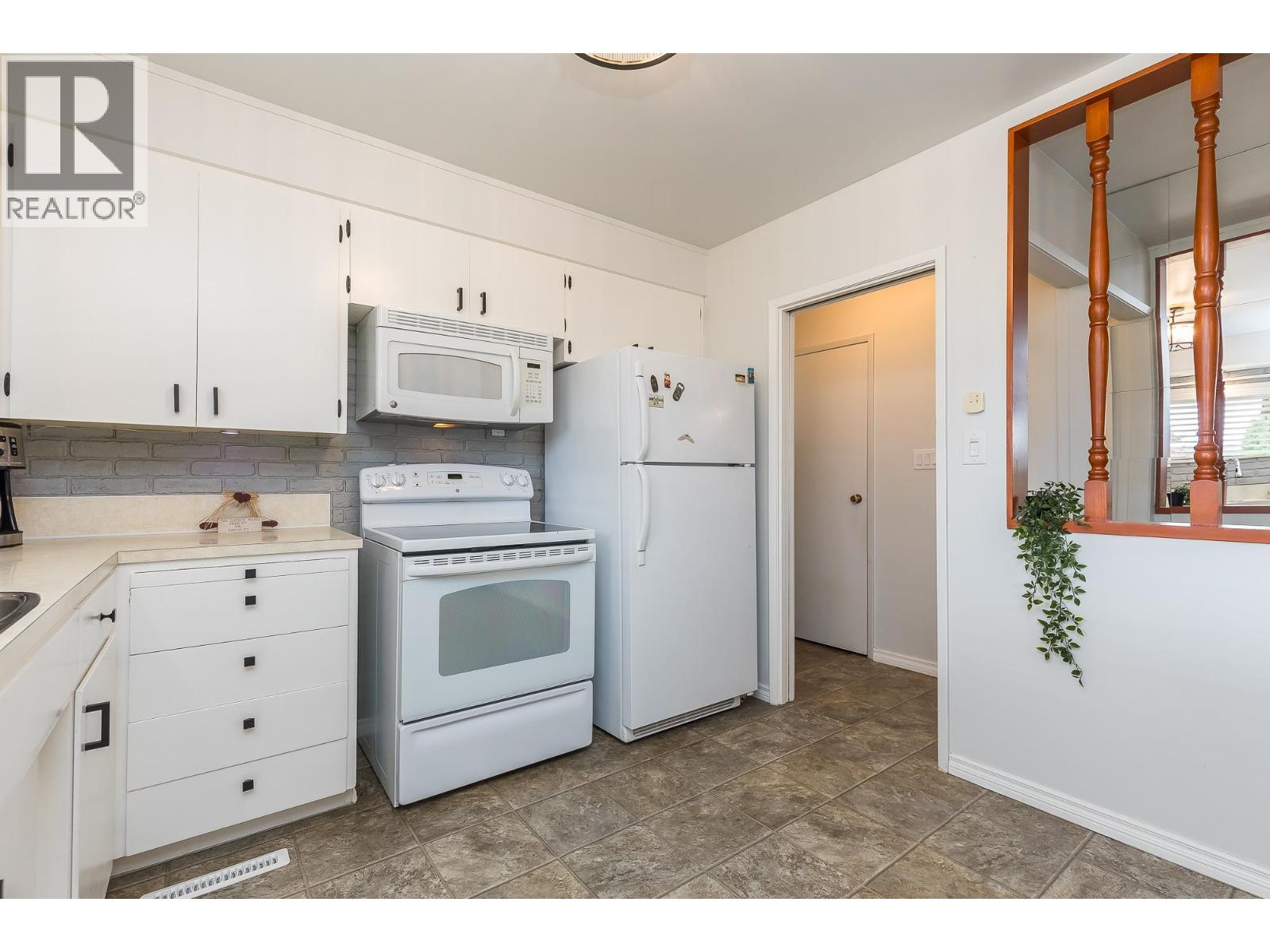 12373 203 Street Property Photo 7