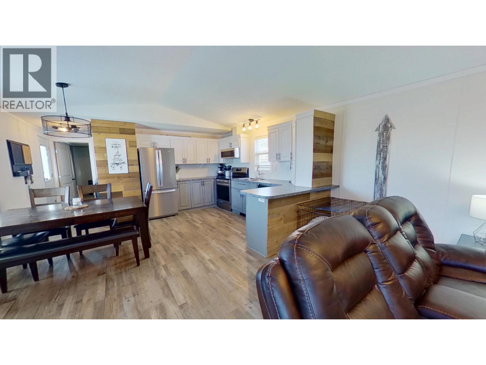 10074 99 Street Property Photo 4