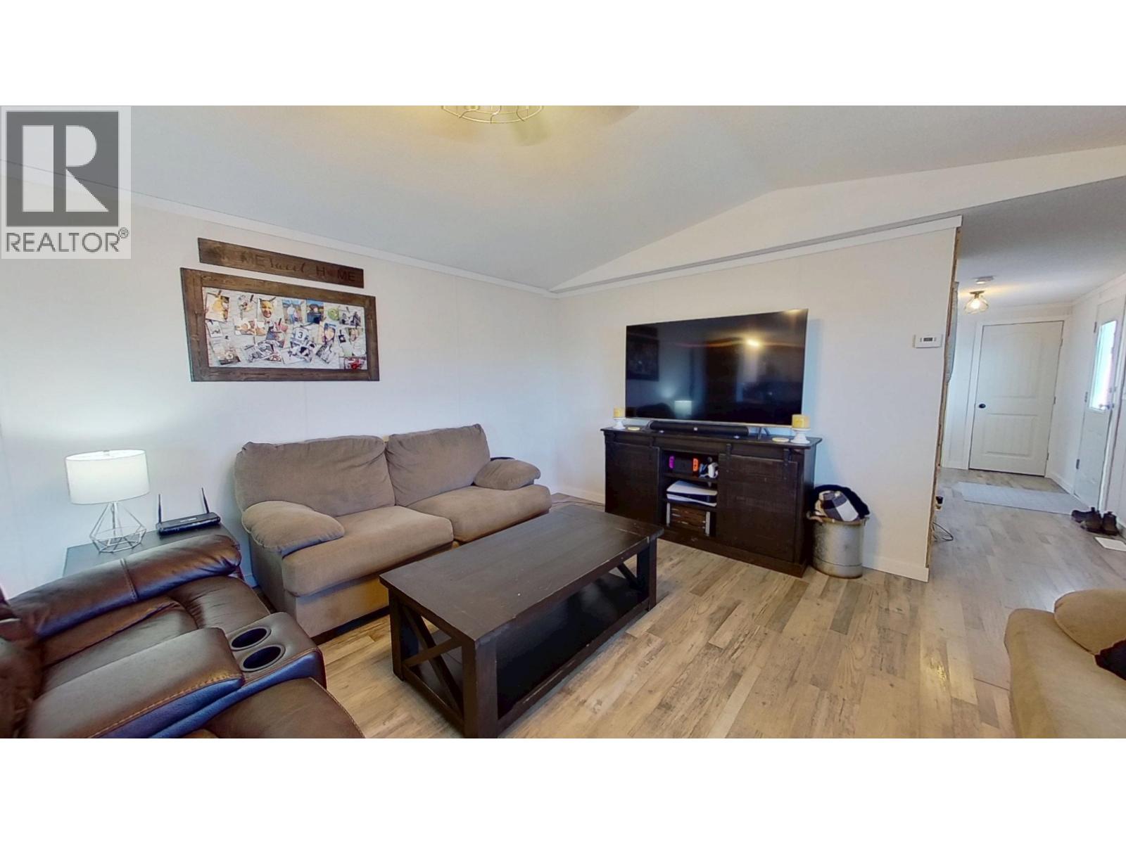 10074 99 Street Property Photo 5
