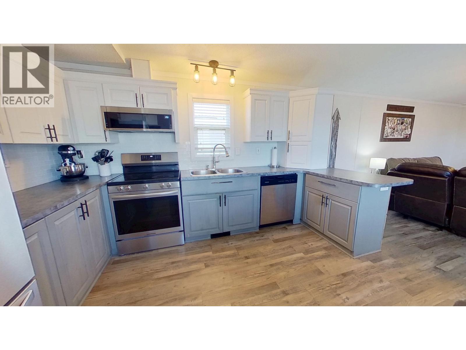 10074 99 Street Property Photo 9