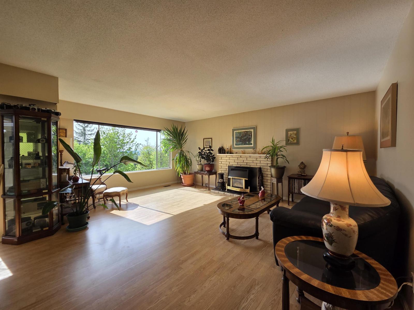 5185 234 Street Property Photo 4
