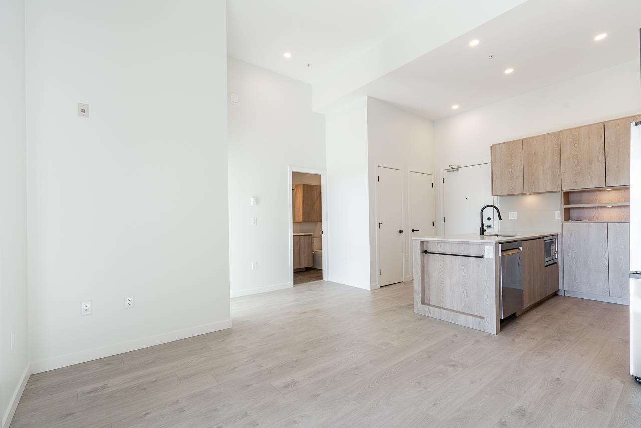304 19577 65b Avenue Property Photo 4