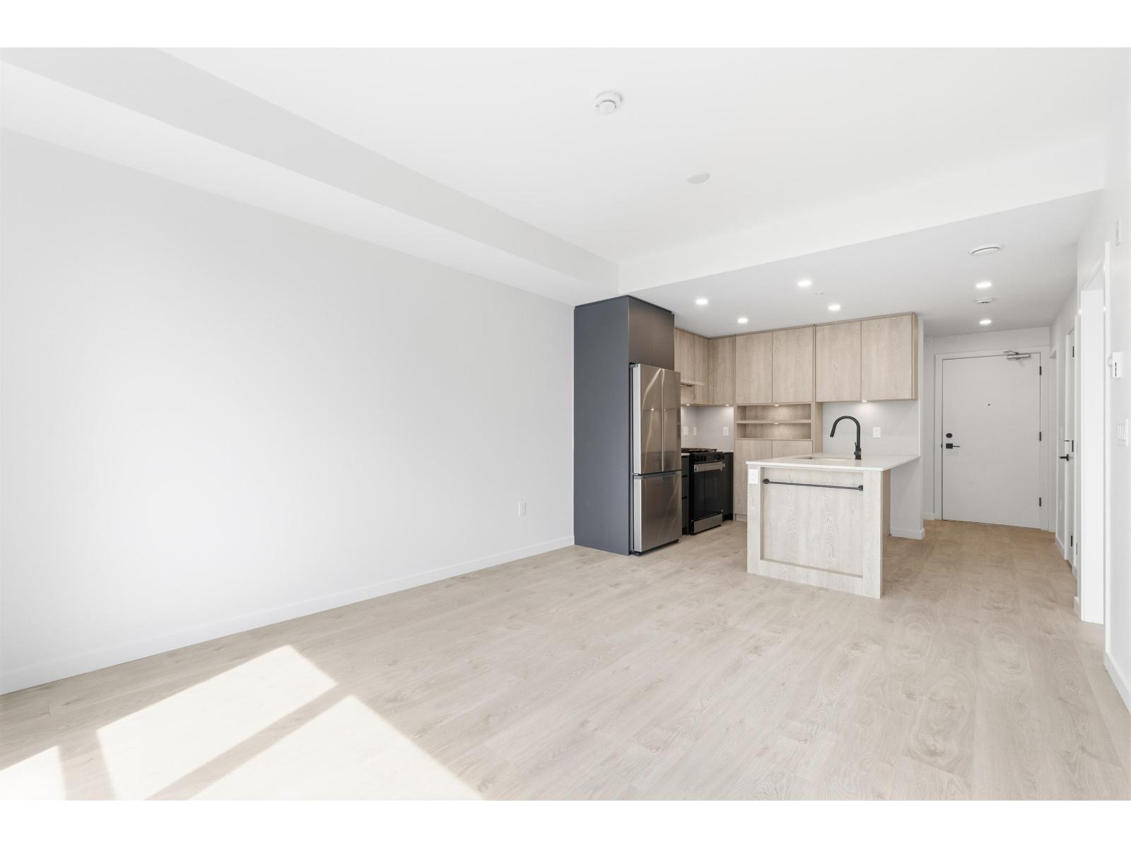 505 19577 65b Avenue Property Photo 4
